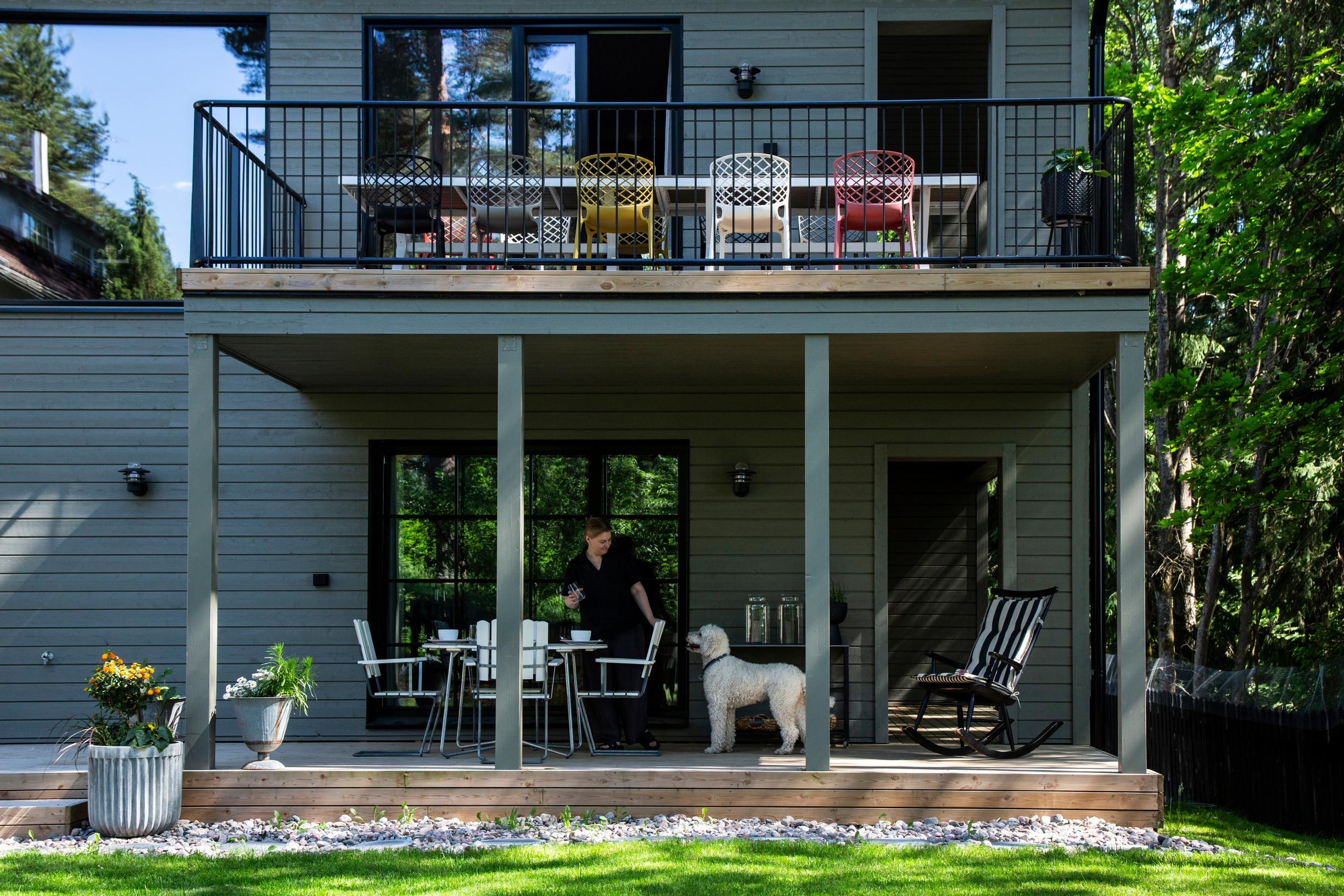 The facade of Aino Rajasuo’s house with an open balcony and a terrace below it.