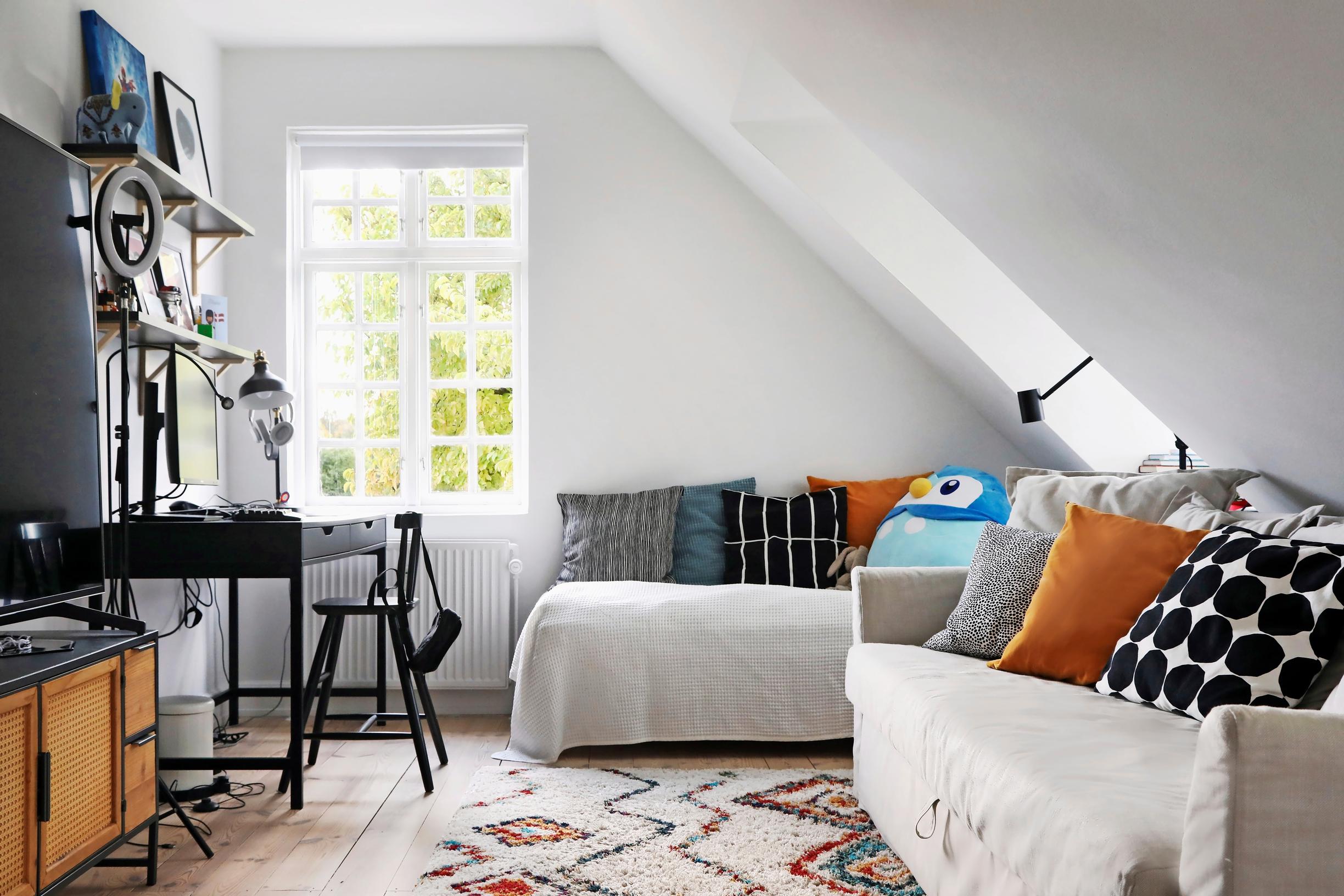 A large daybed in the eldest child’s room and plenty of colorful pillows.