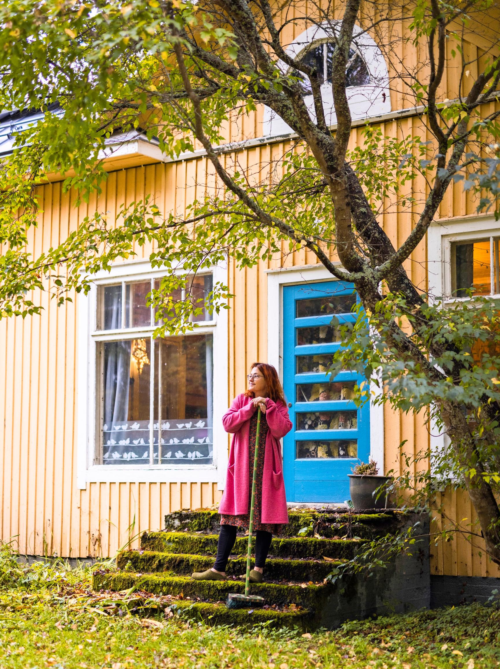 Arja Heinilä sweeping her home’s steps