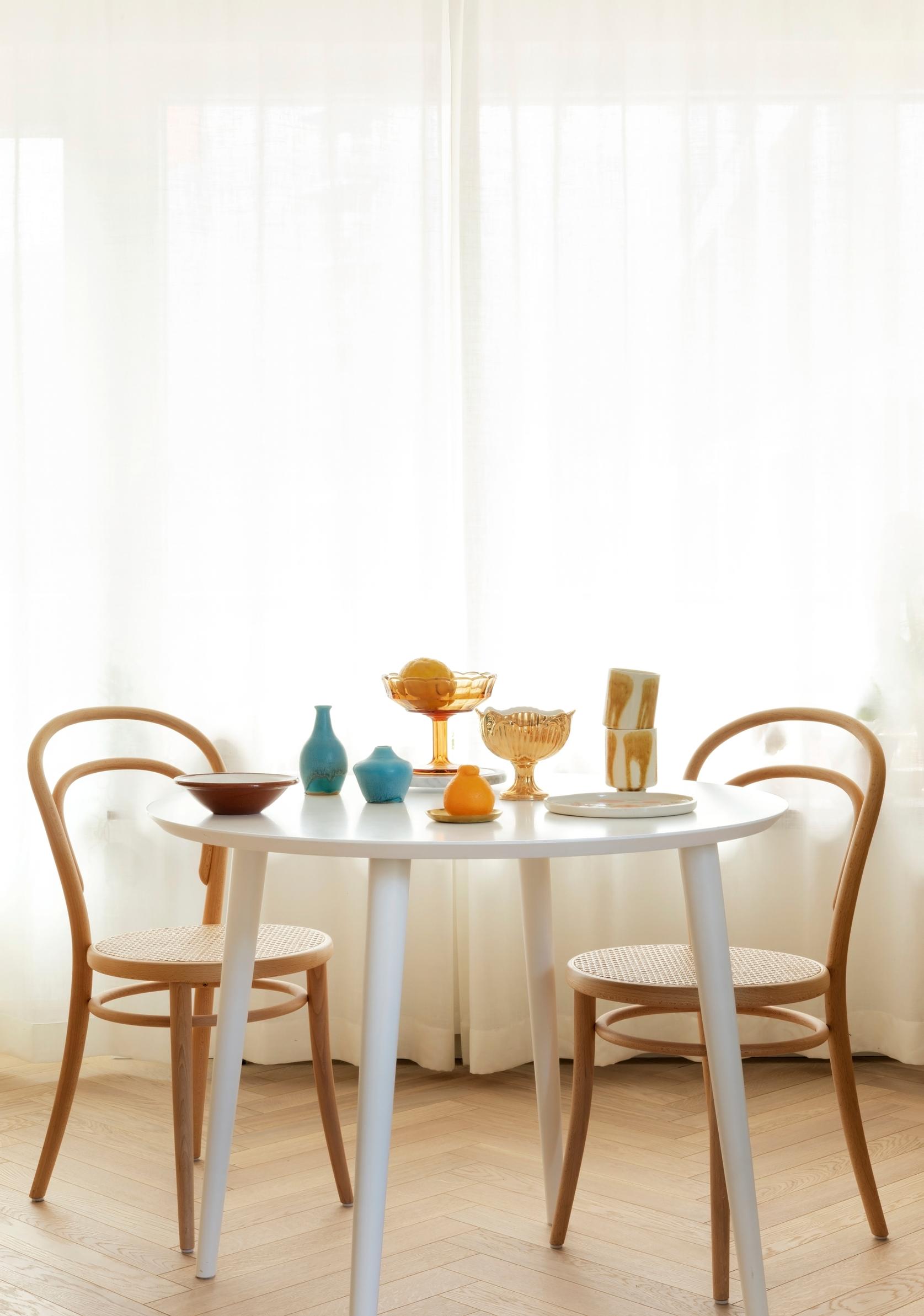 Dining set with Ton chairs.