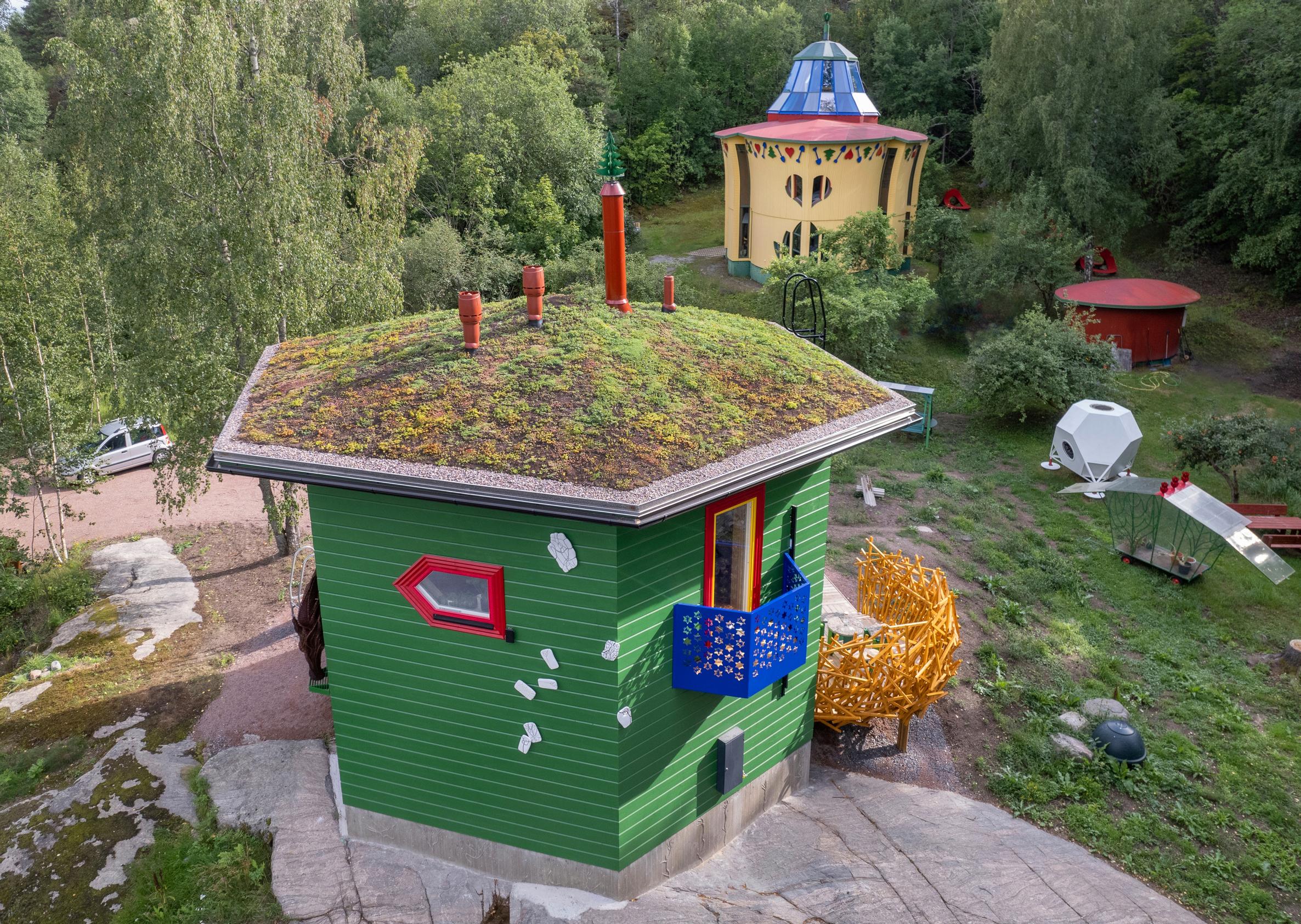 The Kuusi-o house and the Leaf House