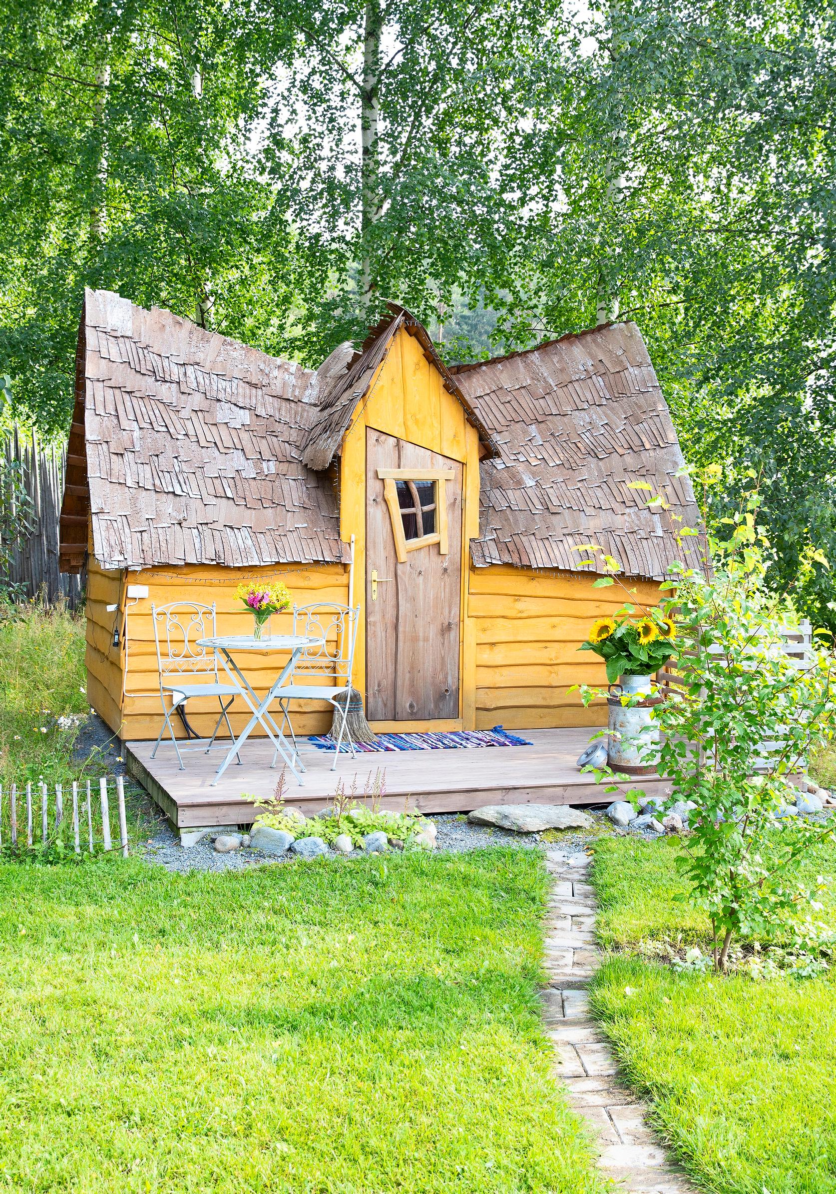 An askew guest cottage