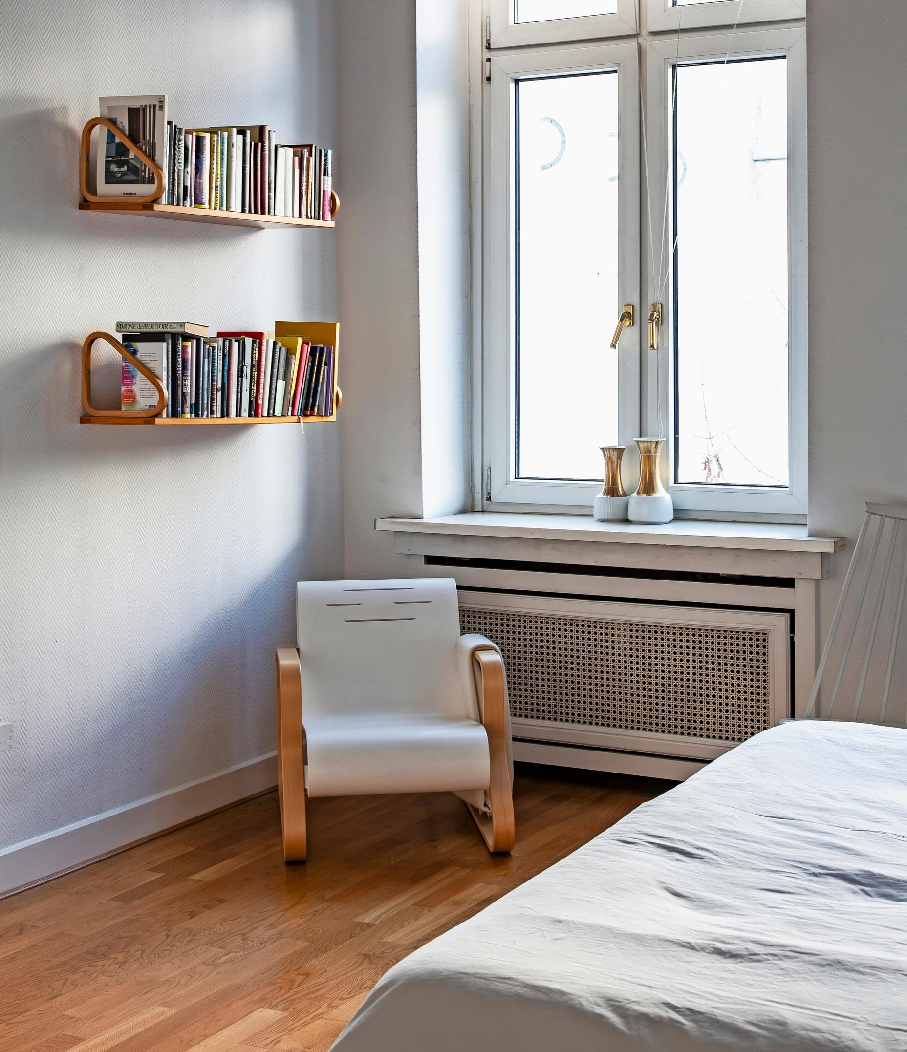 In the bedroom, Aalto shelves and the Paimio Chair