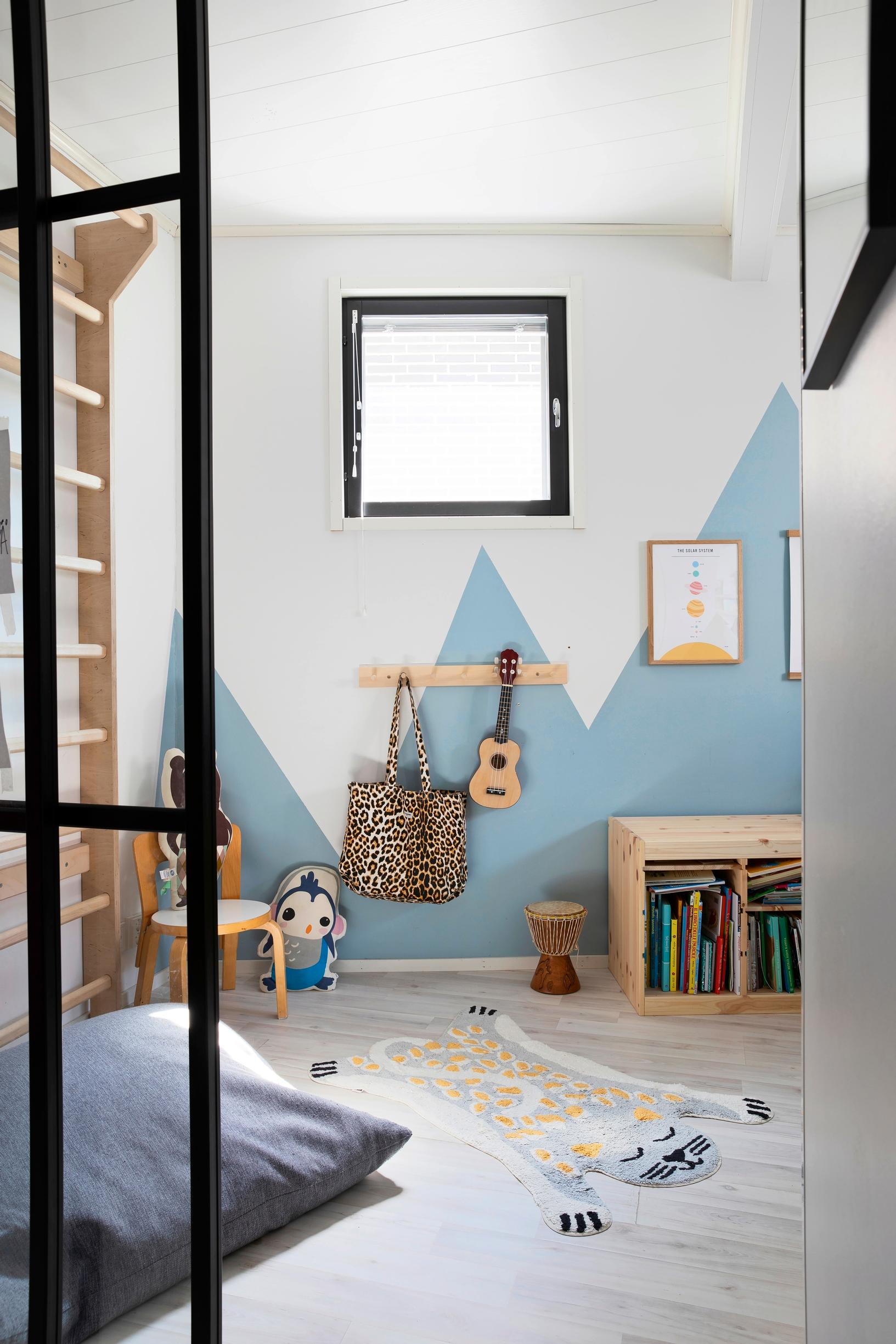 There are wall bars in the children’s room.