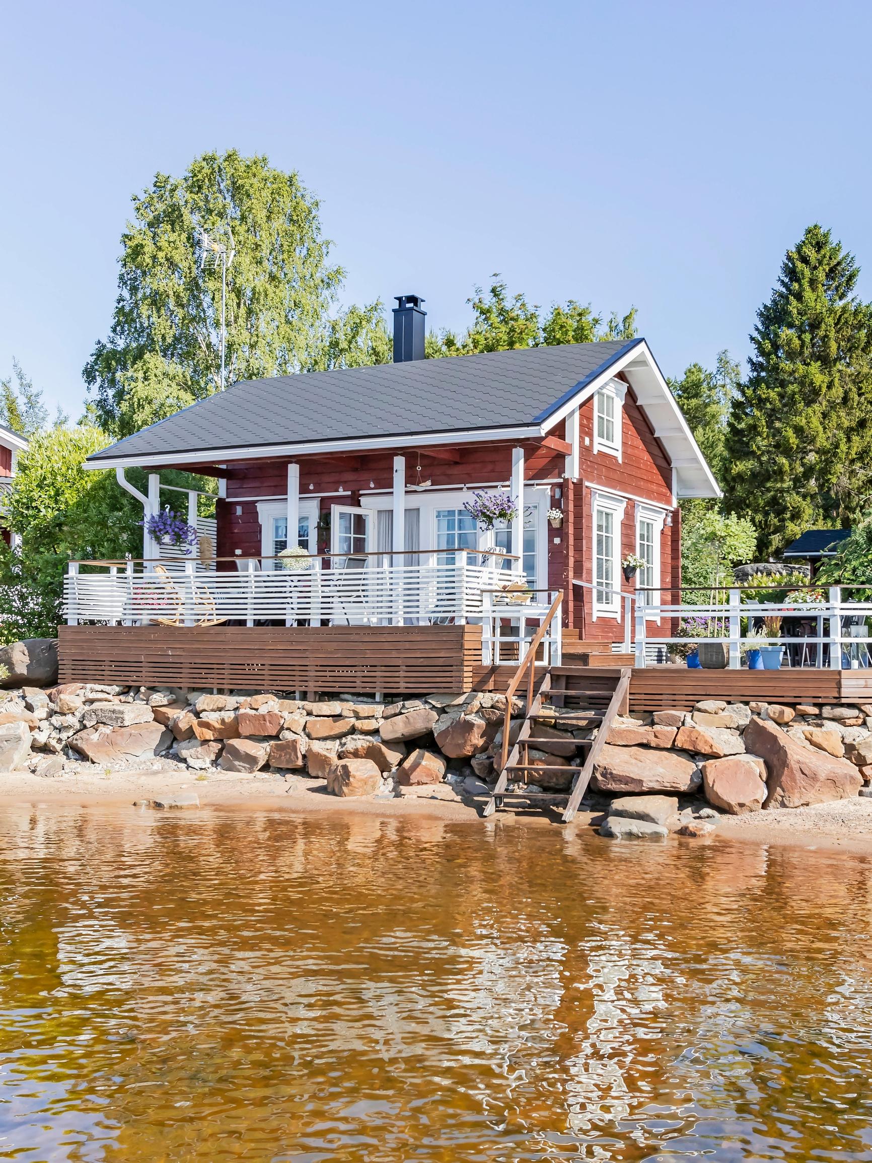Small cottage, big terrace: discover the Karhulas’ coastal hideaway