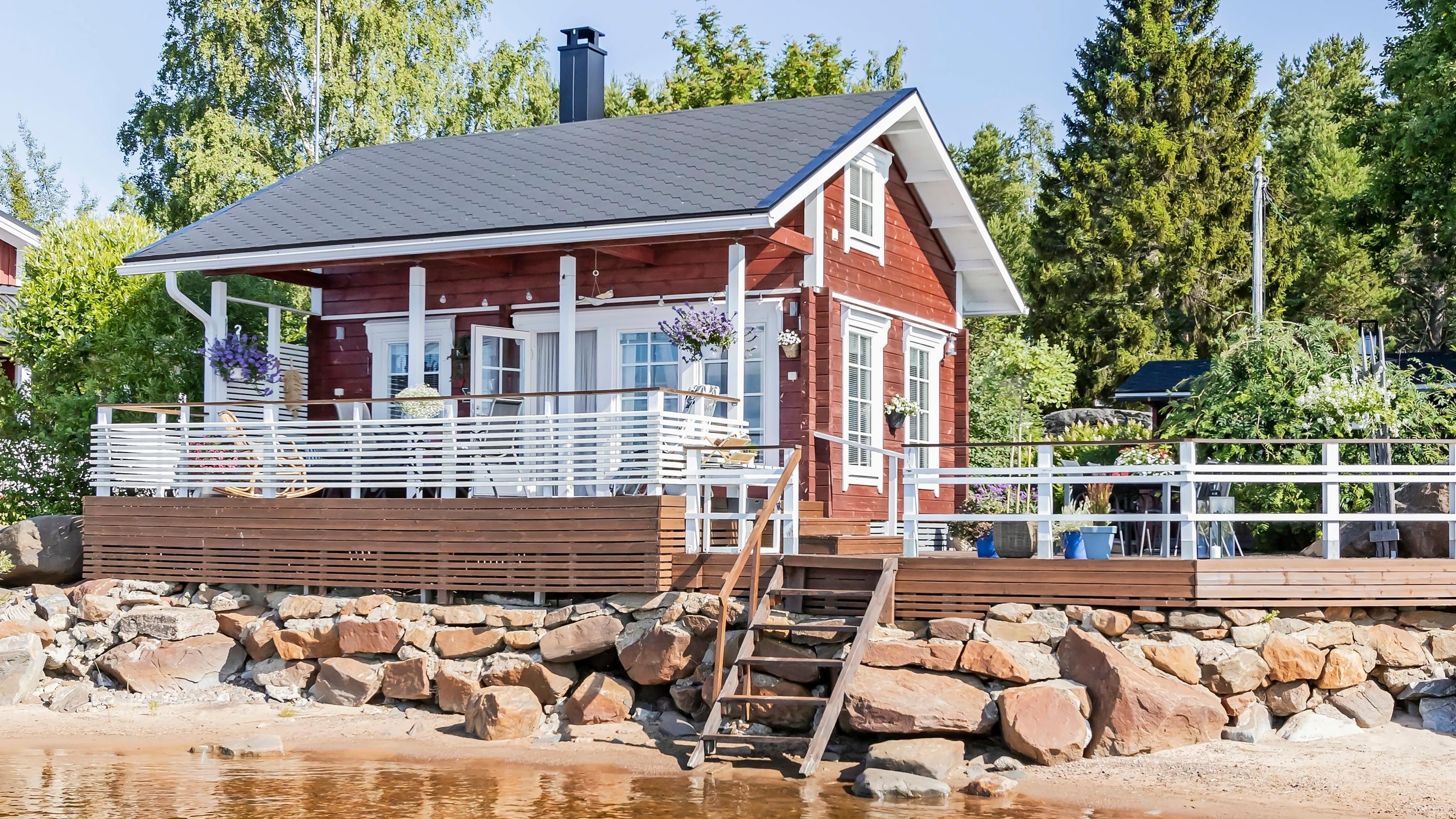 Small cottage, big terrace: discover the Karhulas’ coastal hideaway