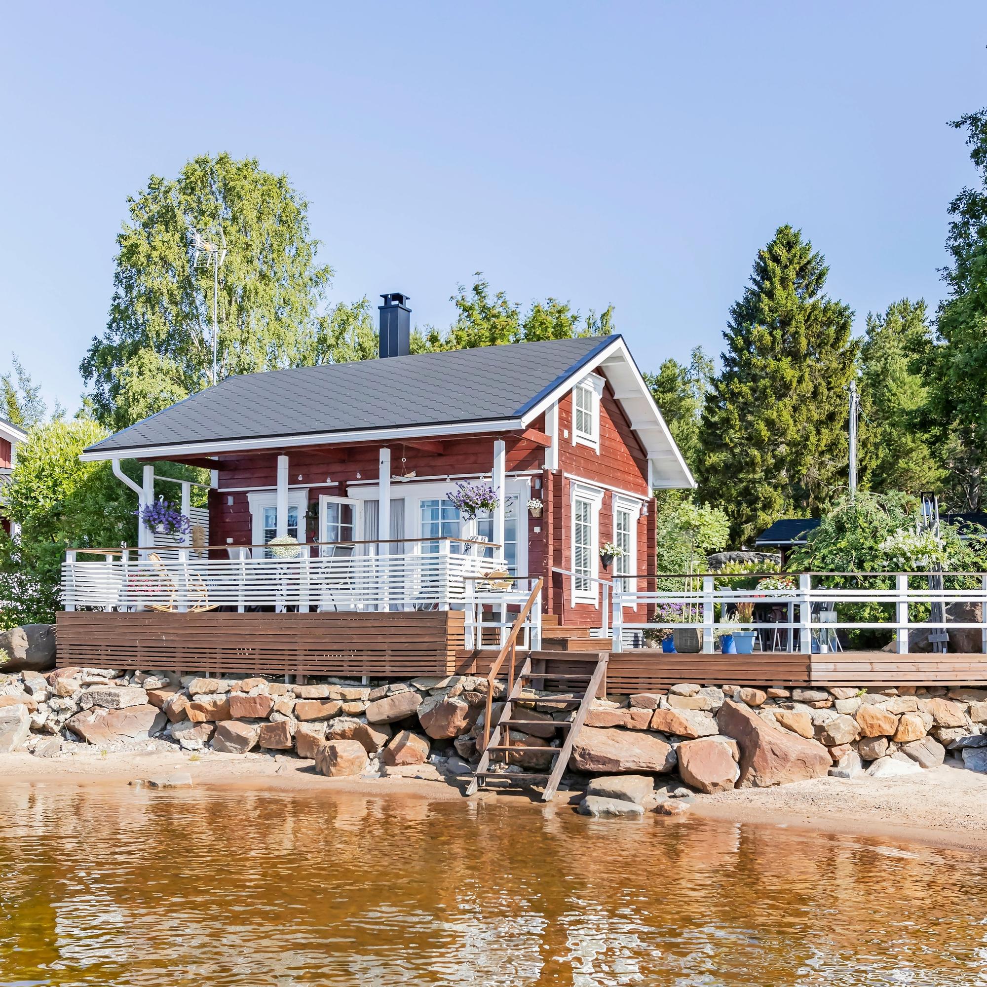 Small cottage, big terrace: discover the Karhulas’ coastal hideaway