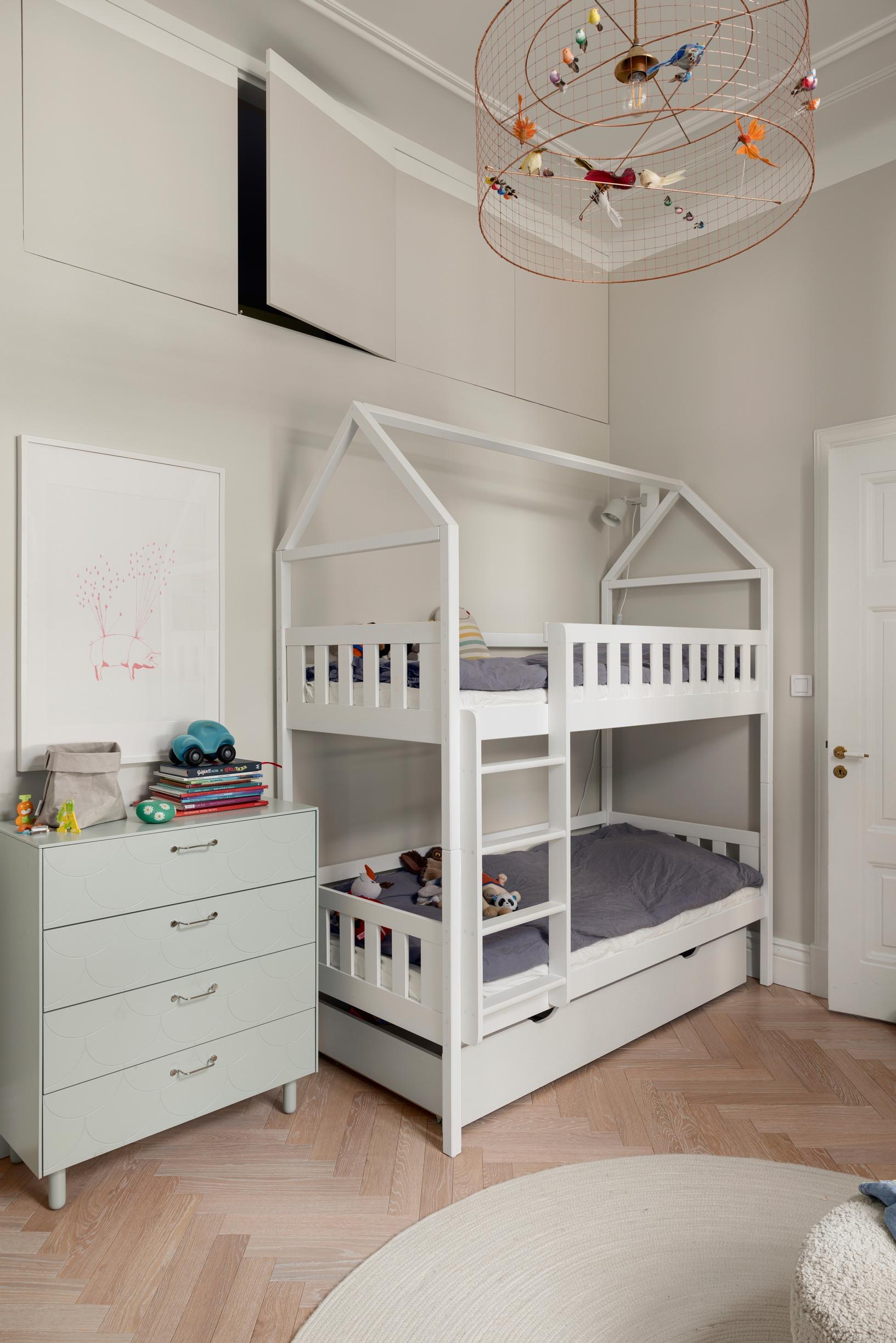A house-shaped bunk bed in the children’s room.