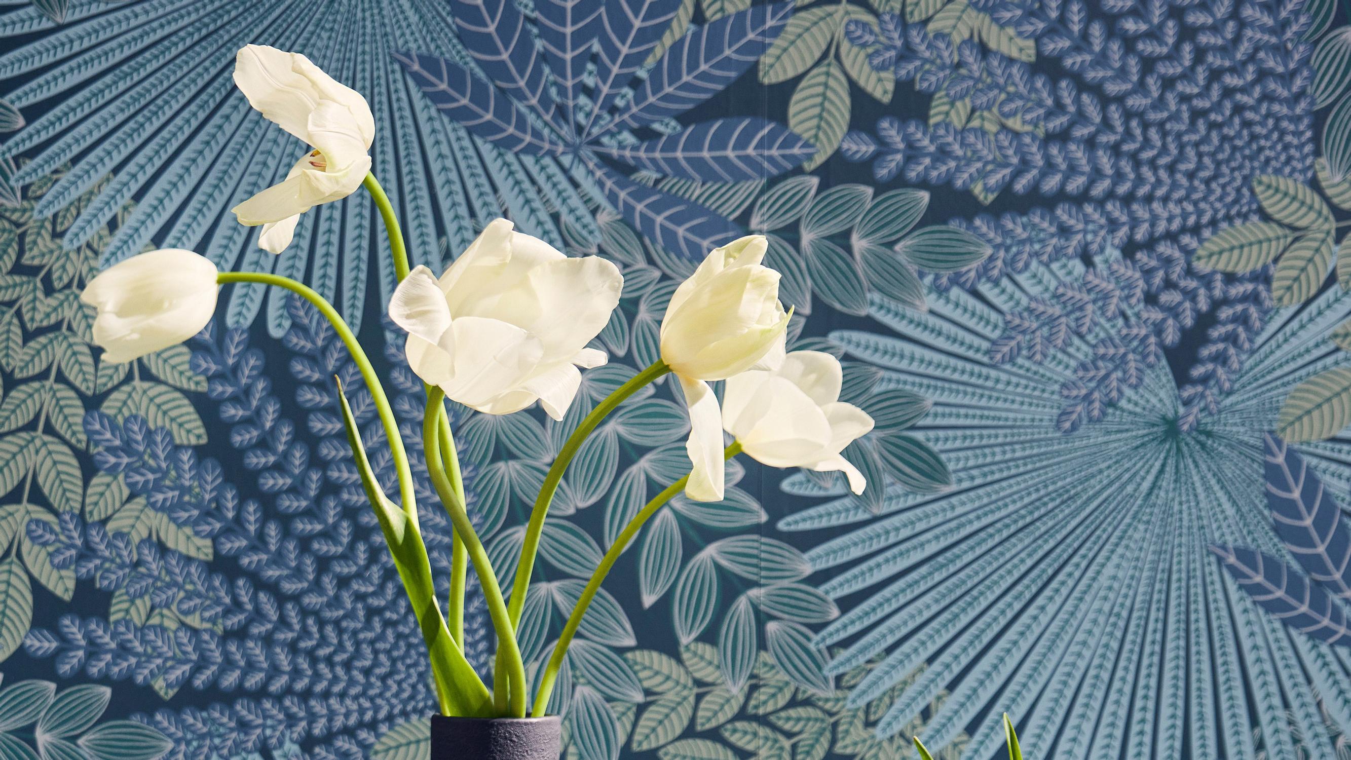 Just one or a full bouquet: creative ways to arrange tulips in any vase