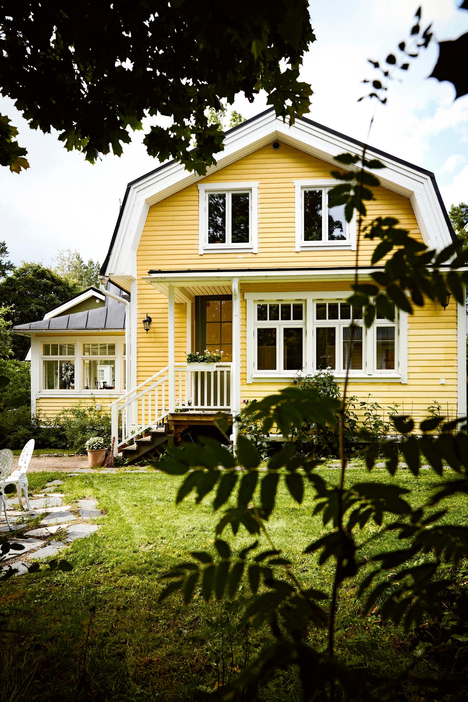 Gable of the yellow, mansard-roofed house