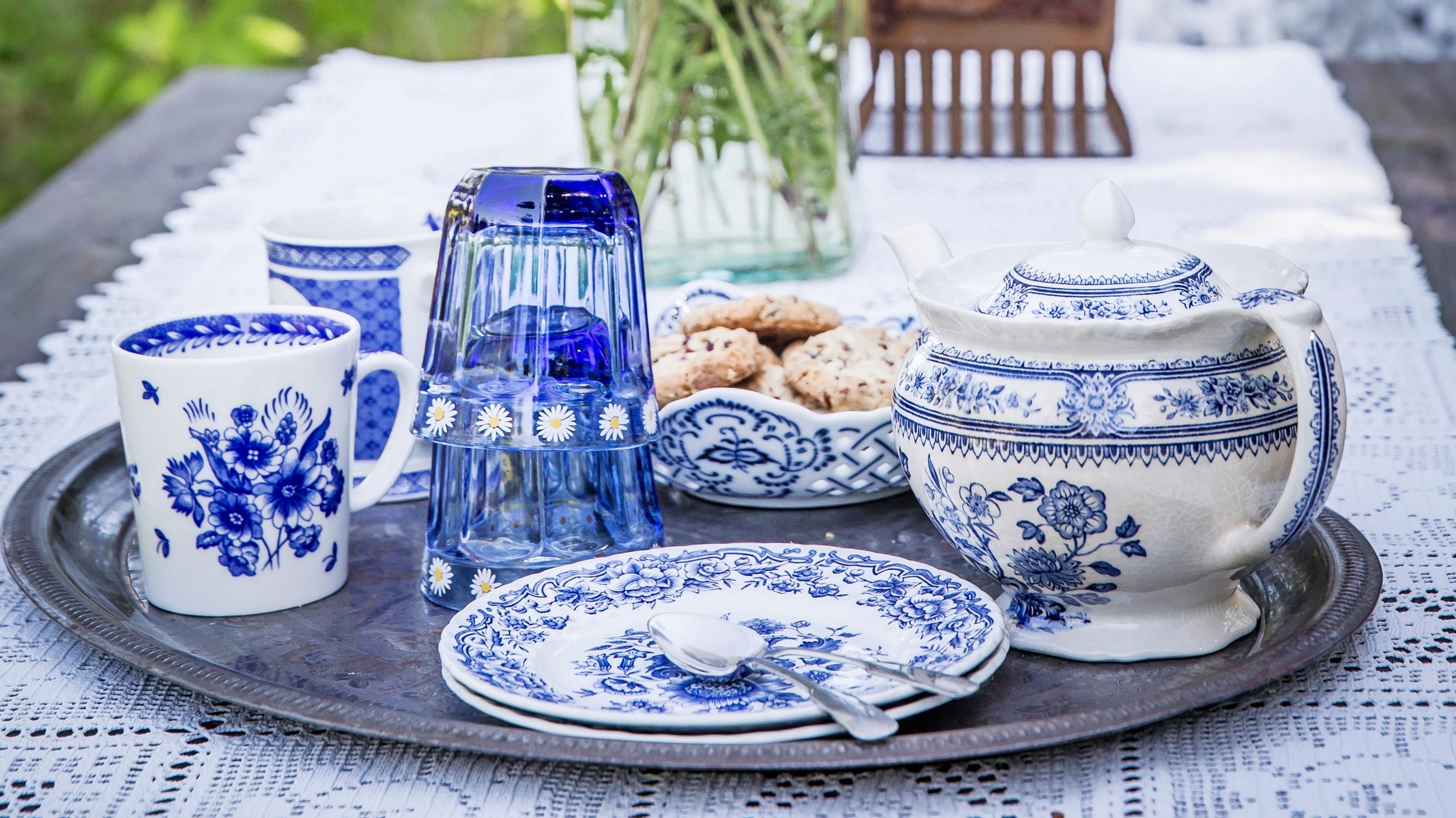 How about some coffee? 6 summery coffee table settings filled with charming grandma core aesthetic