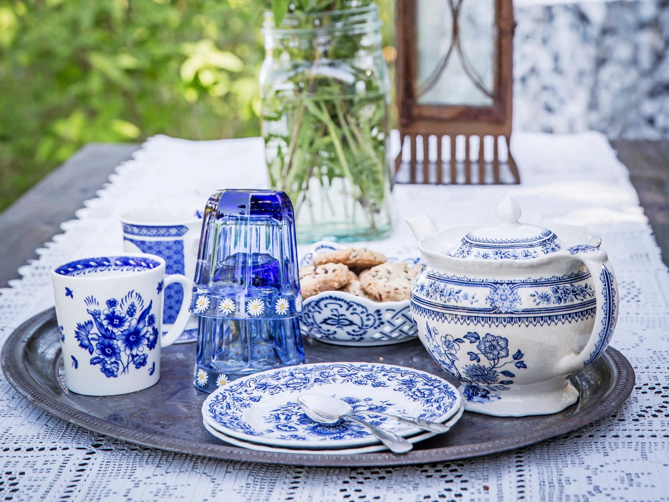 How about some coffee? 6 summery coffee table settings filled with charming grandma core aesthetic