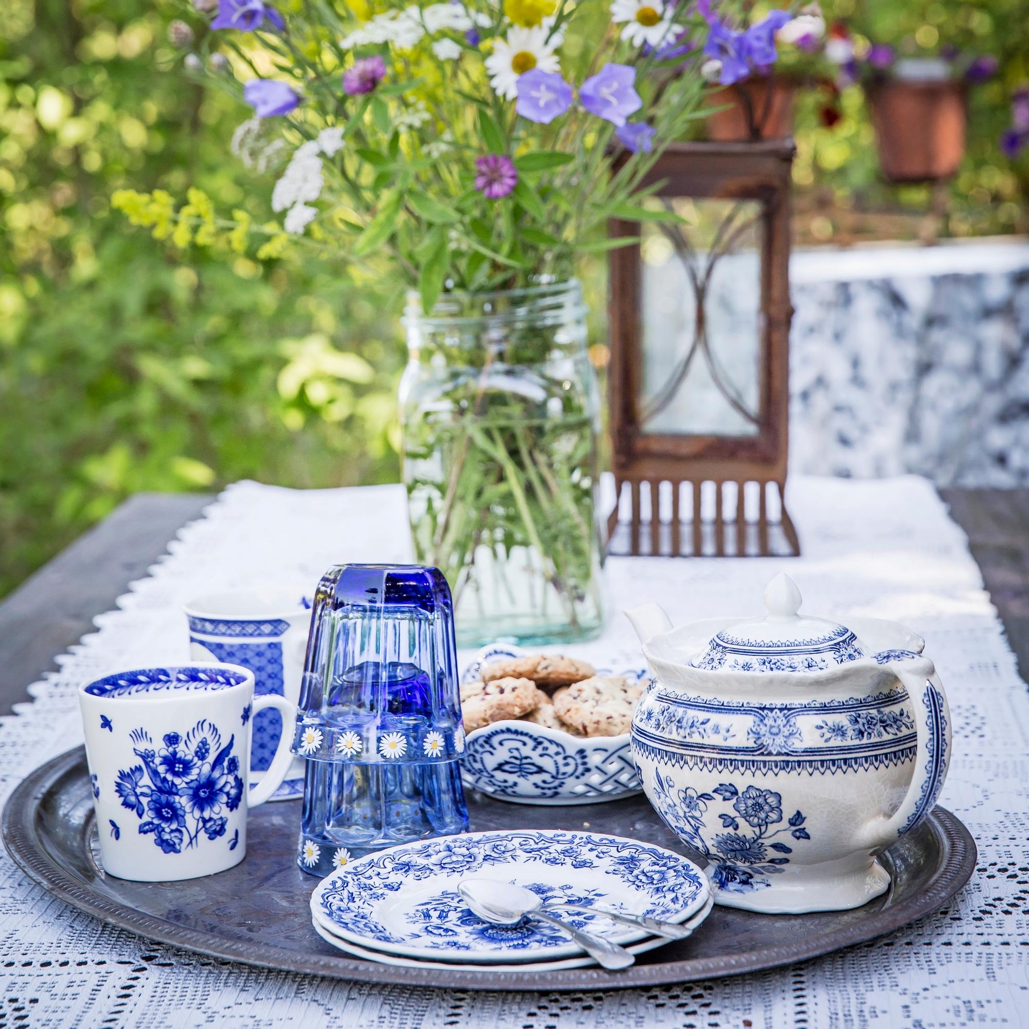 How about some coffee? 6 summery coffee table settings filled with charming grandma core aesthetic