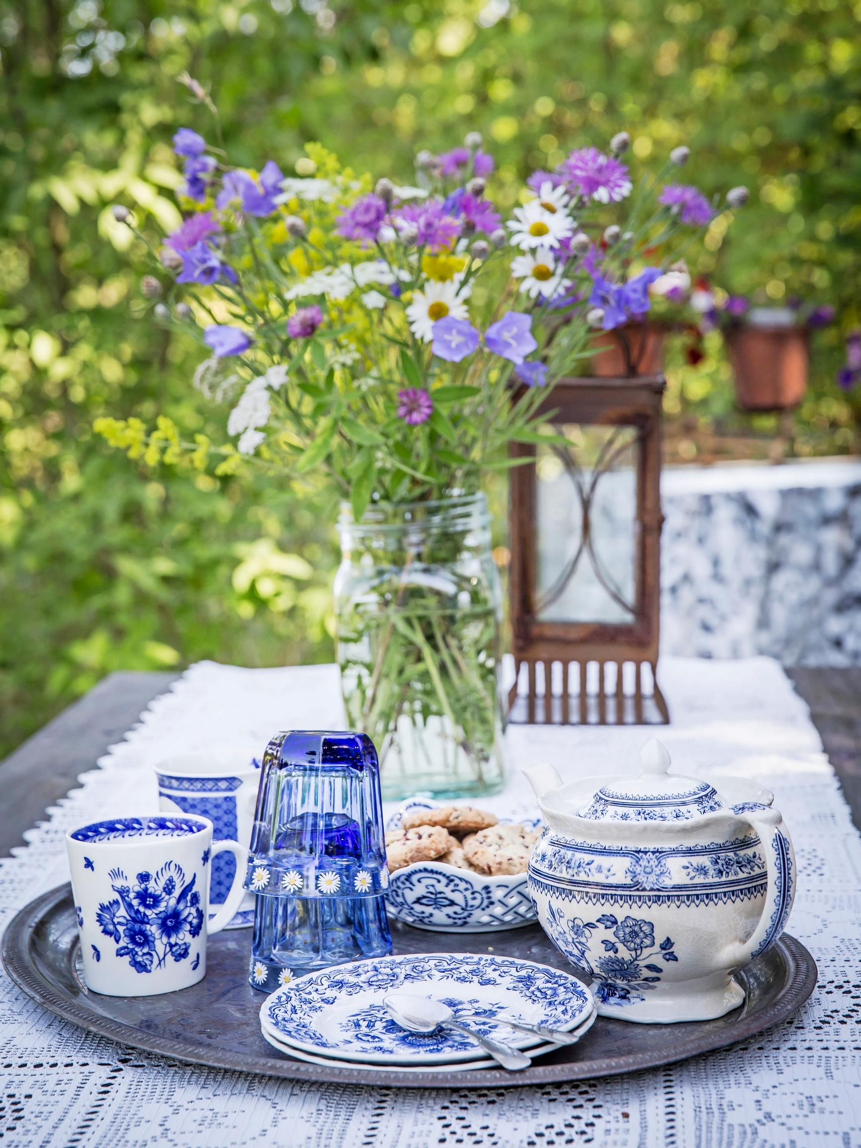 How about some coffee? 6 summery coffee table settings filled with charming grandma core aesthetic