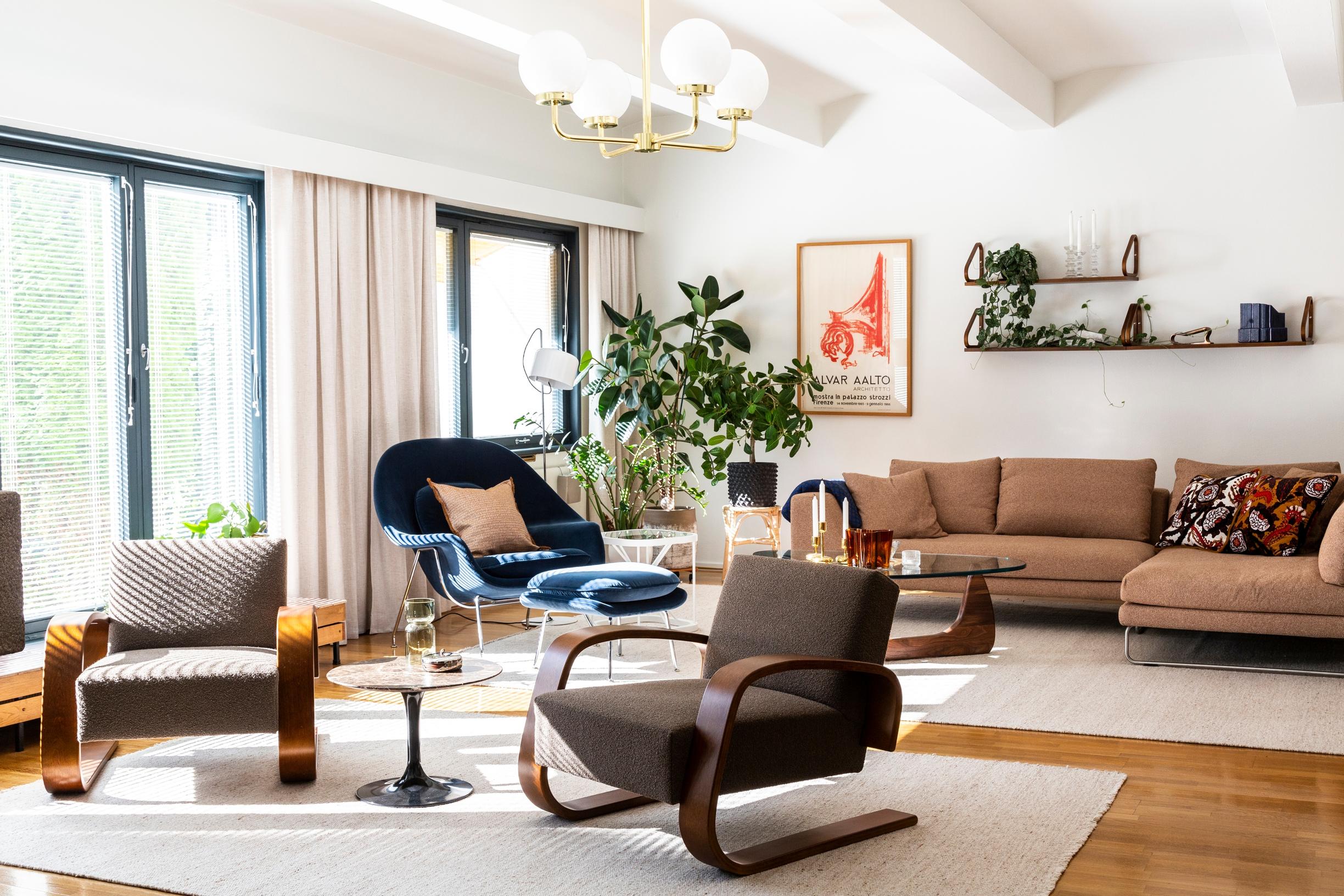 In the living room: ceiling beams, Tankki chairs, and Eero Saarinen’s Womb Chair