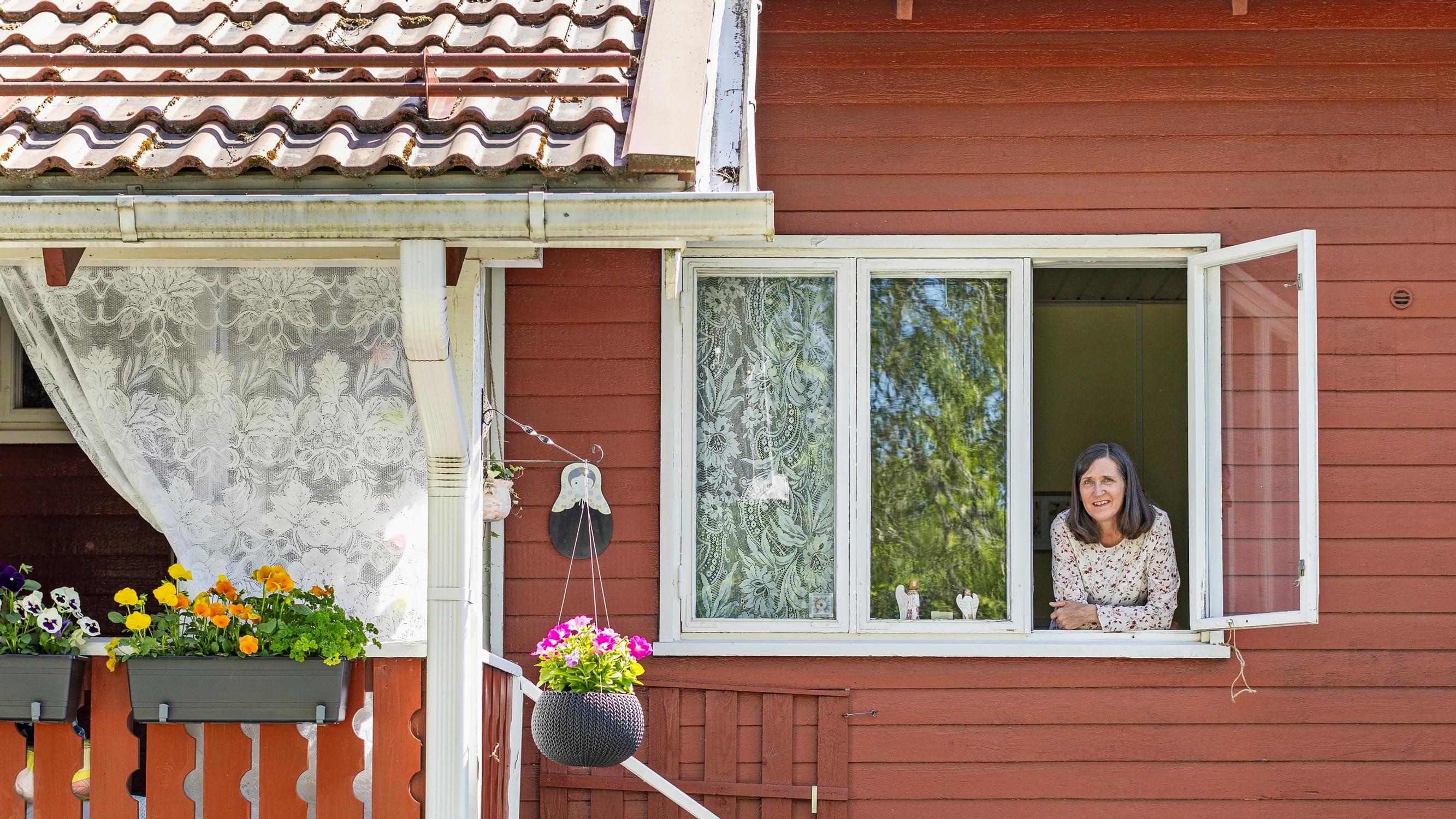 Historian Jaana’s “own playhouse”: fulfilling colorful design dreams in an Alvar Aalto row house apartment
