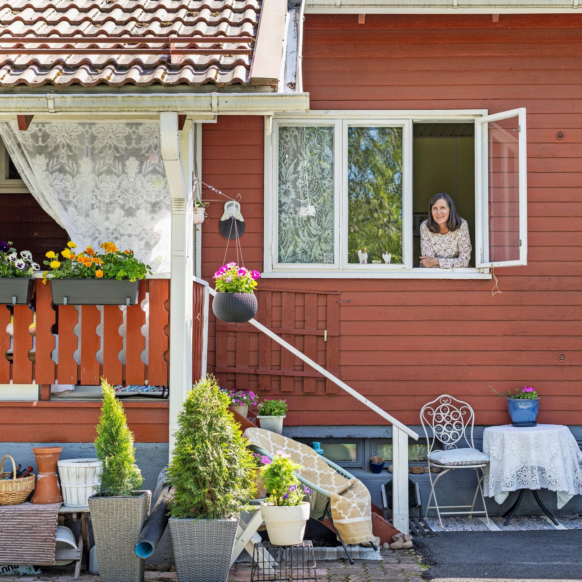 Historian Jaana’s “own playhouse”: fulfilling colorful design dreams in an Alvar Aalto row house apartment