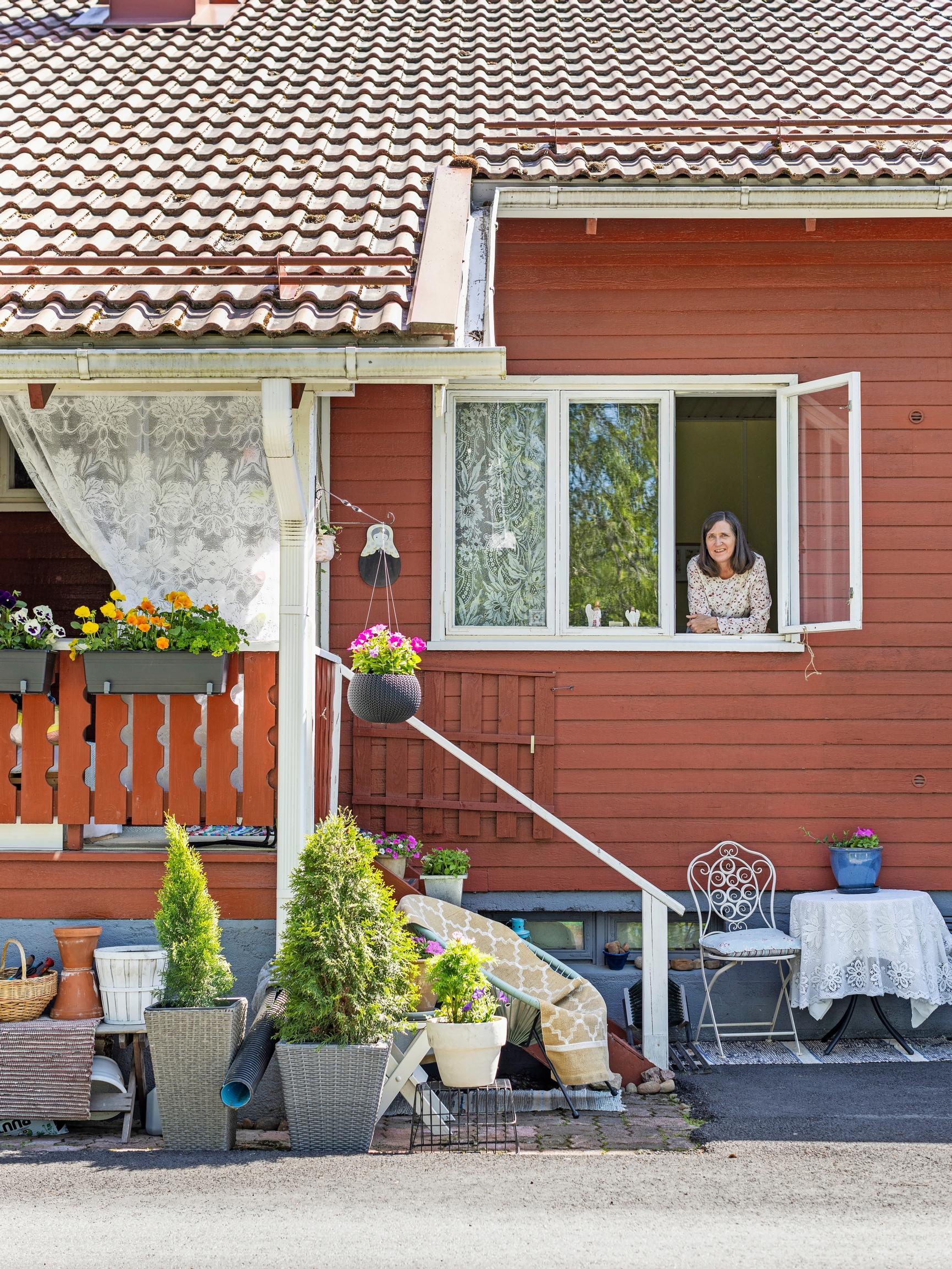 Historian Jaana’s “own playhouse”: fulfilling colorful design dreams in an Alvar Aalto row house apartment