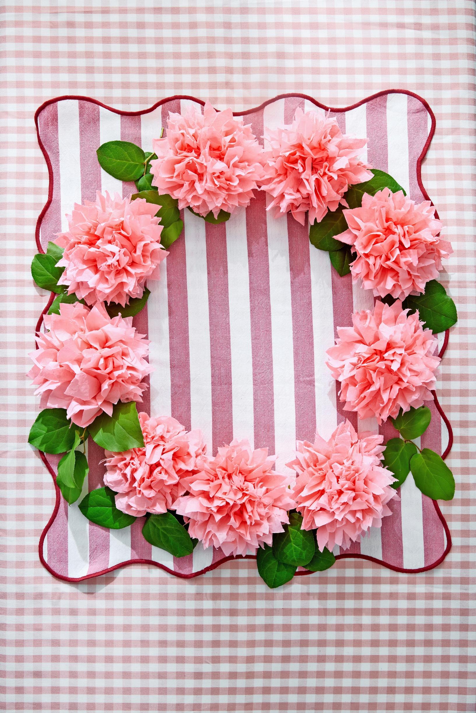 The napkin flowers are arranged in a wreath shape.