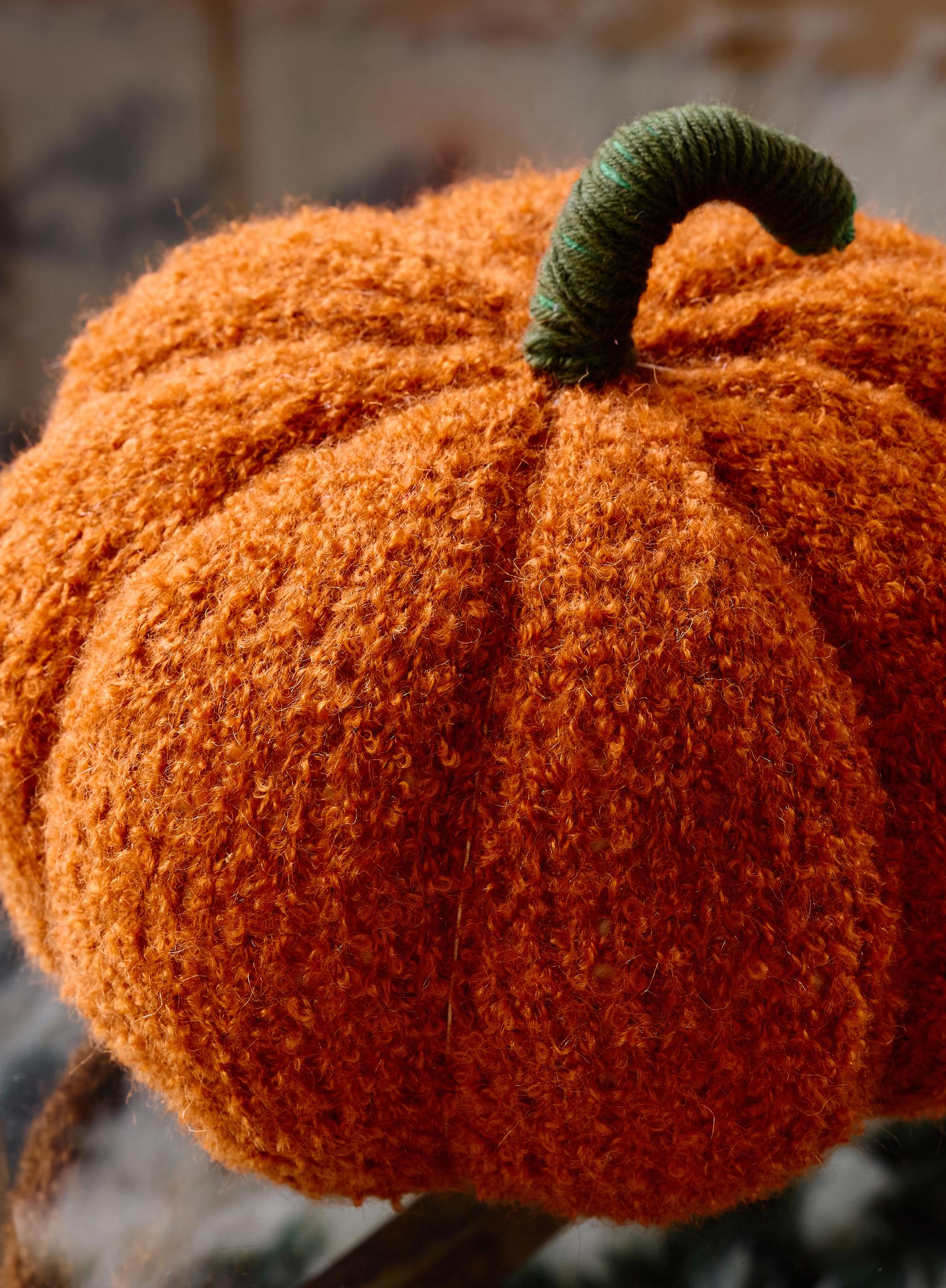 The shape of the pumpkin pillow