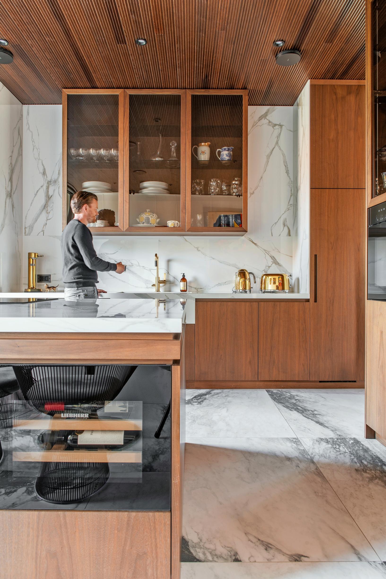 Olli in the walnut-veneered kitchen