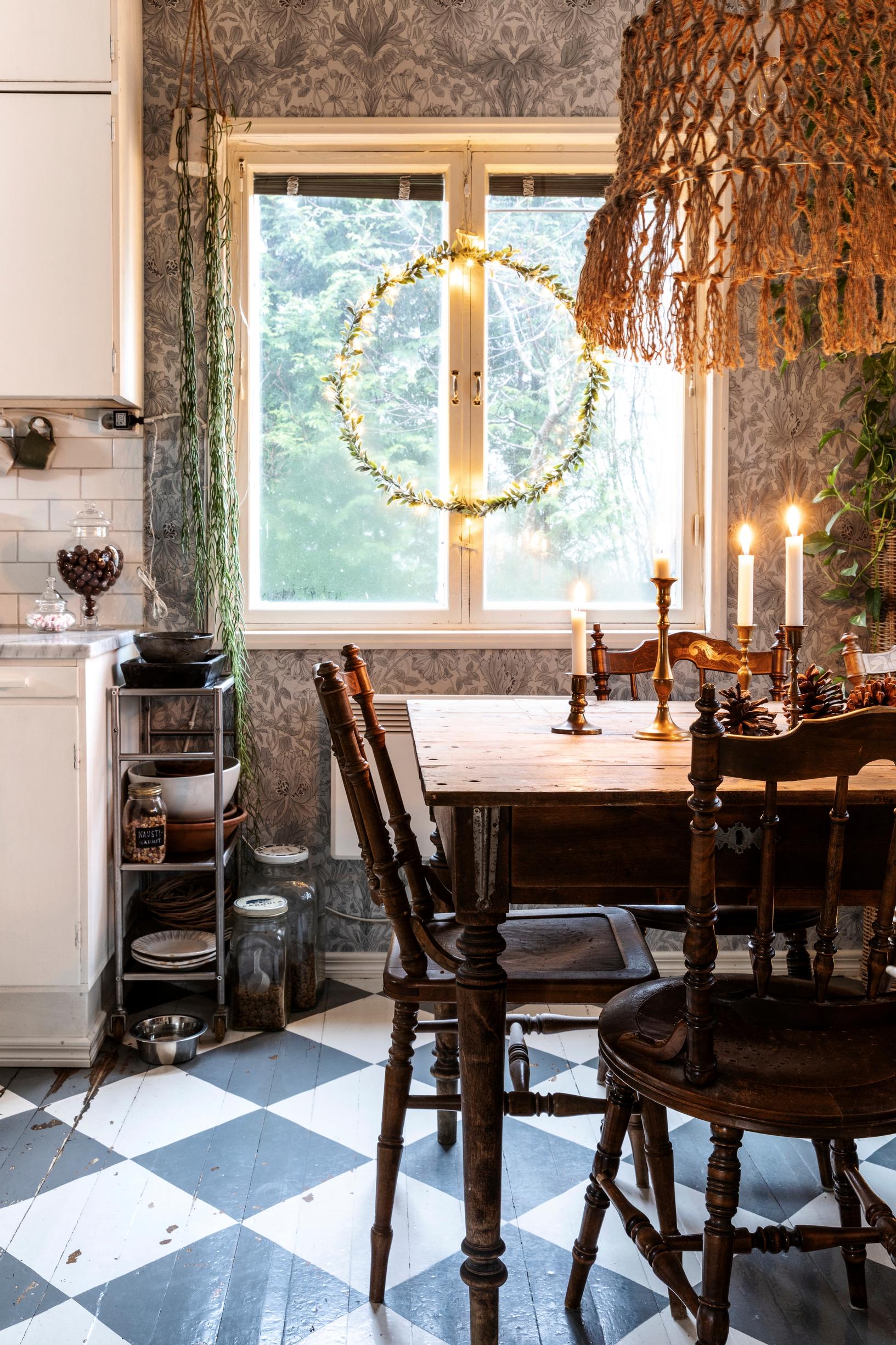 The kitchen features a checkered floor and a large wreath on the window