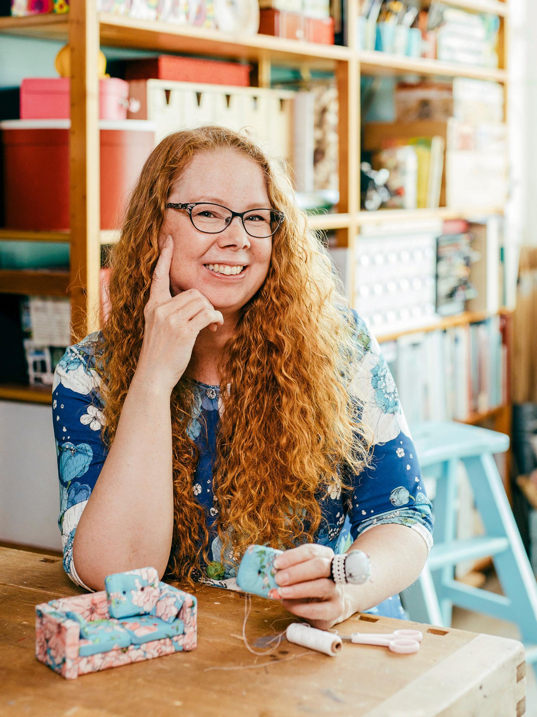 Maria switched from computer engineering to dollhouses: “I make tens of thousands of tiny objects each year”