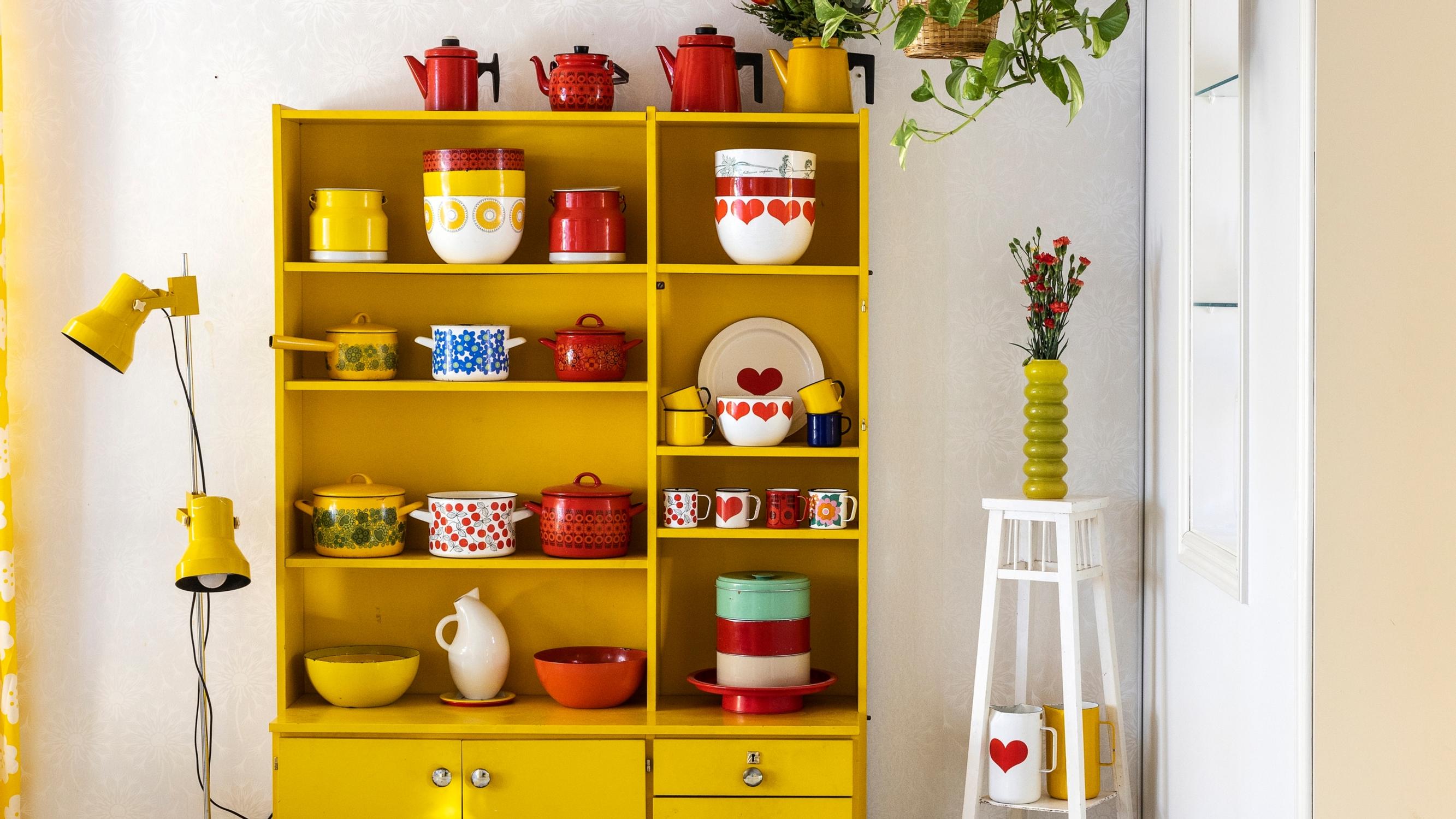 Yellow from floor to ceiling: Elisa decorates with her favorite retro finds
