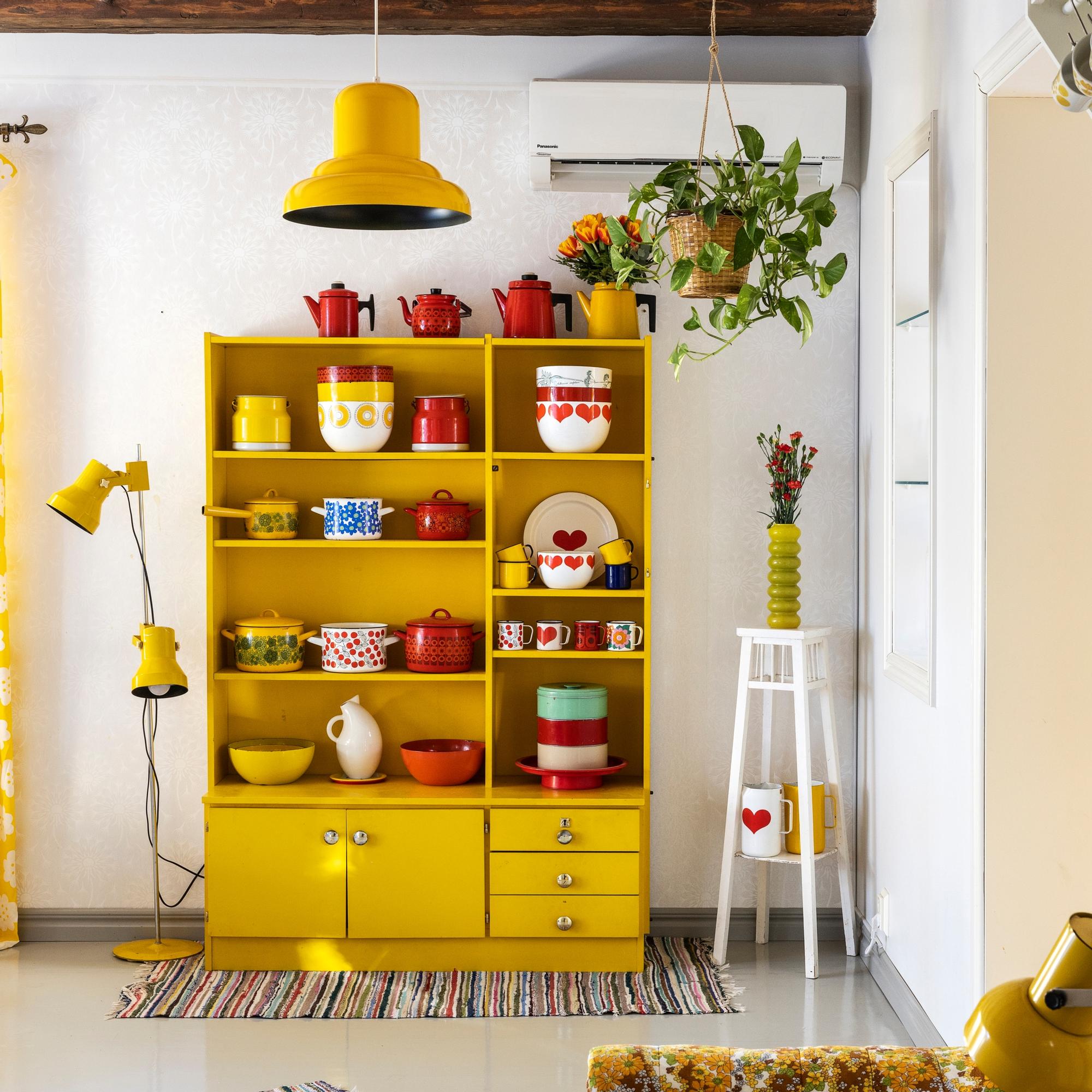 Yellow from floor to ceiling: Elisa decorates with her favorite retro finds