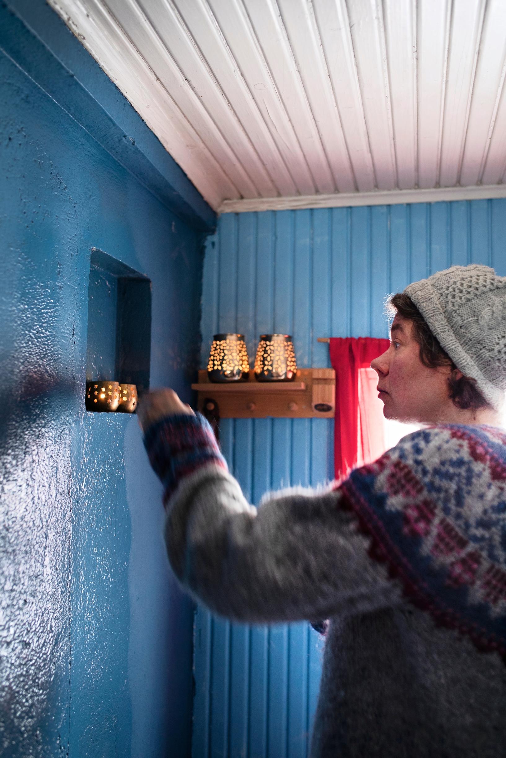 Salla lighting candles