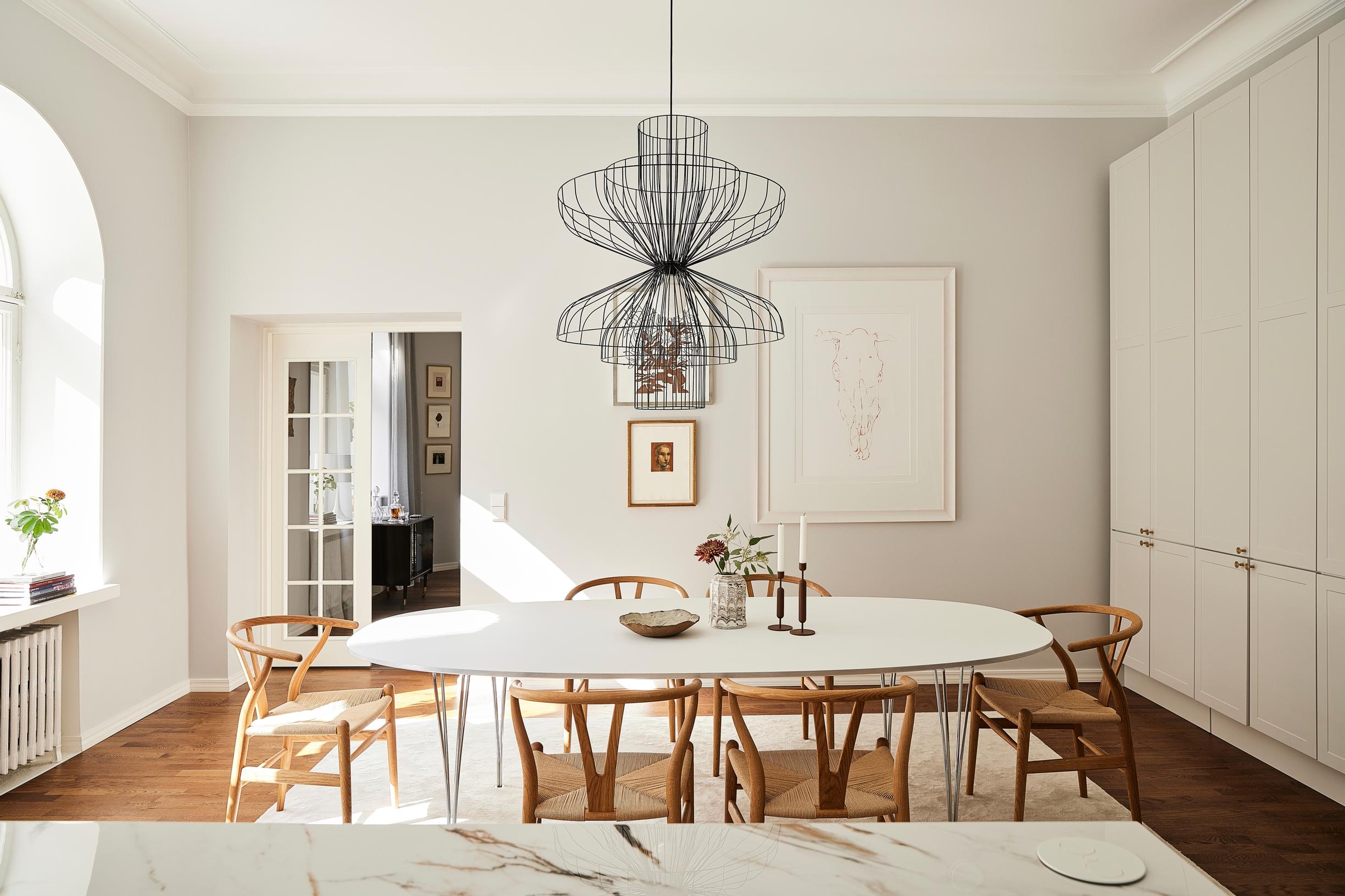 A Superellipse table and Wishbone chairs in the dining area