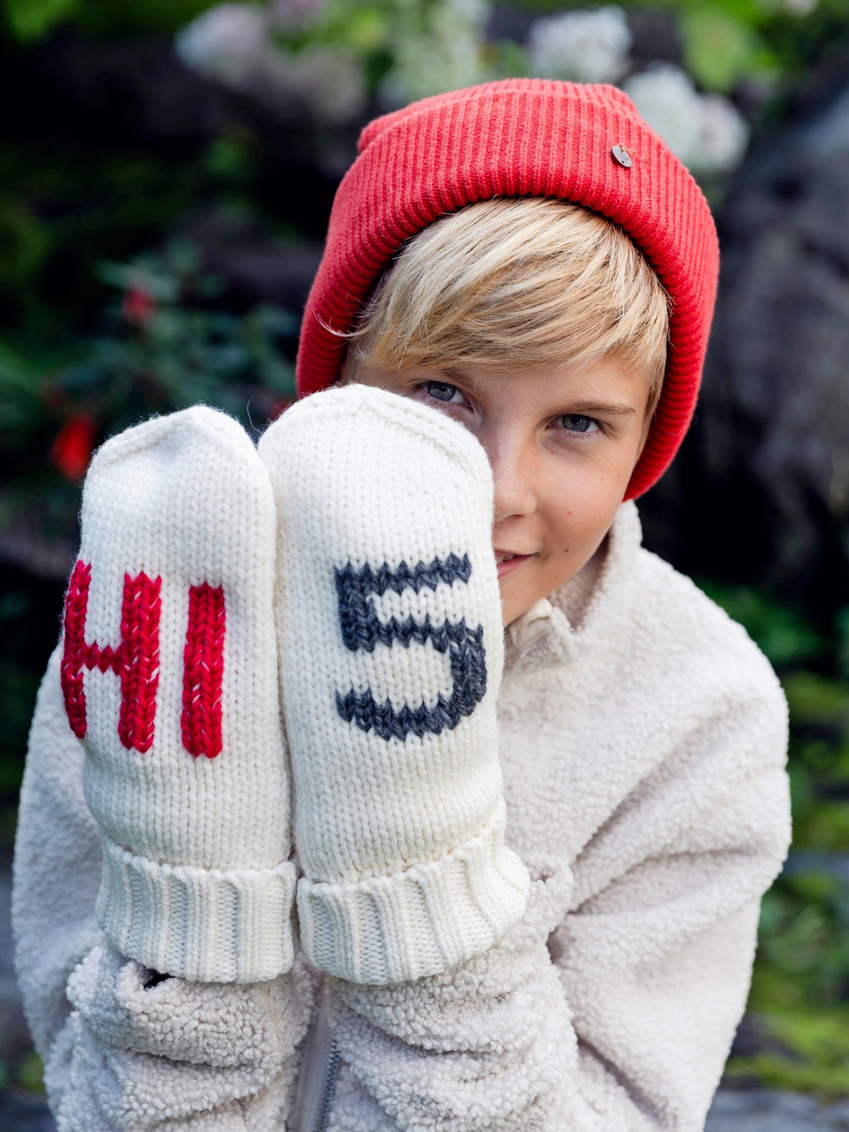 High five in style: greet your friends with easy-to-customize mittens