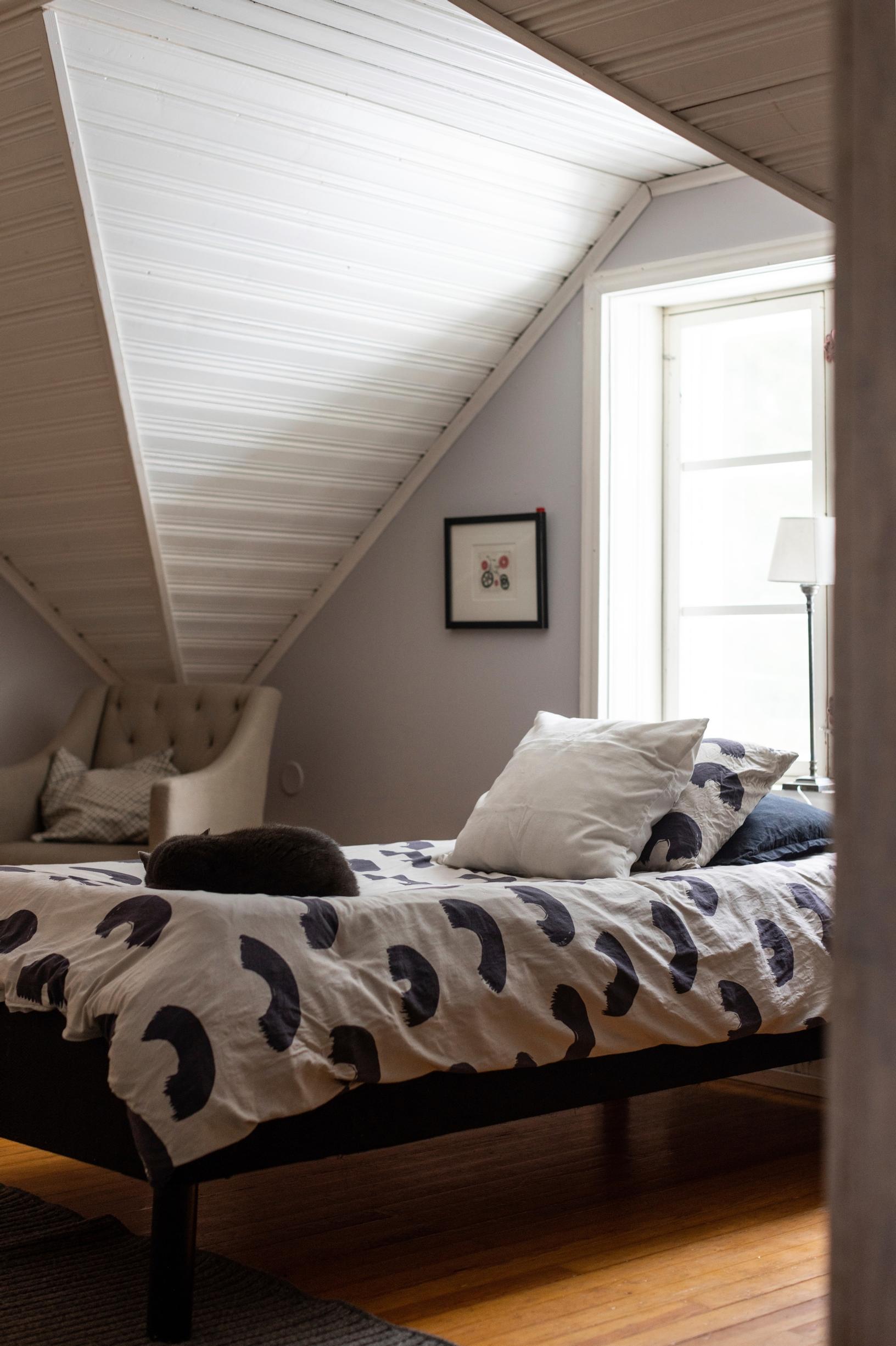 A peaceful mood in the bedroom.