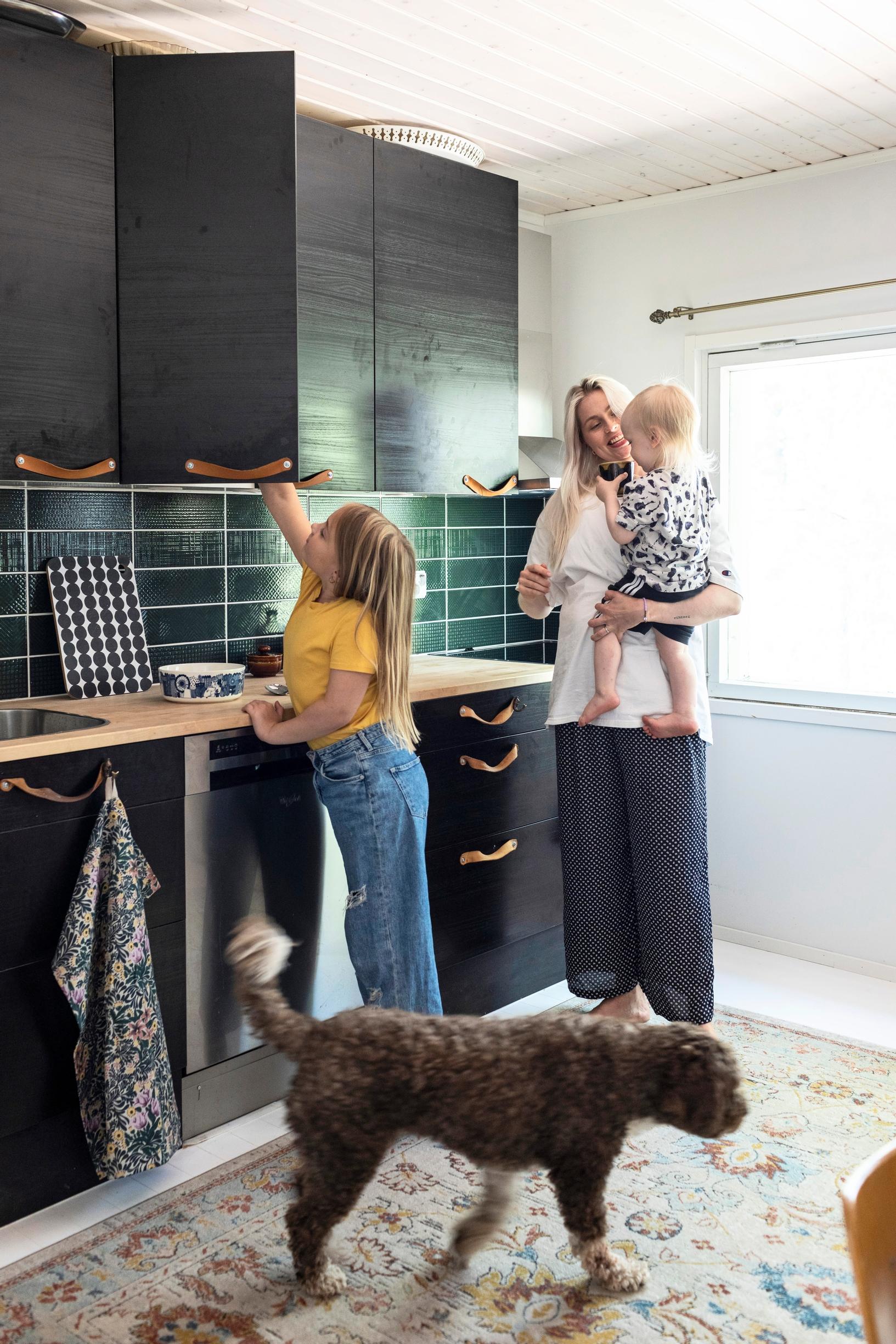 Essi Hellén in the kitchen with her children