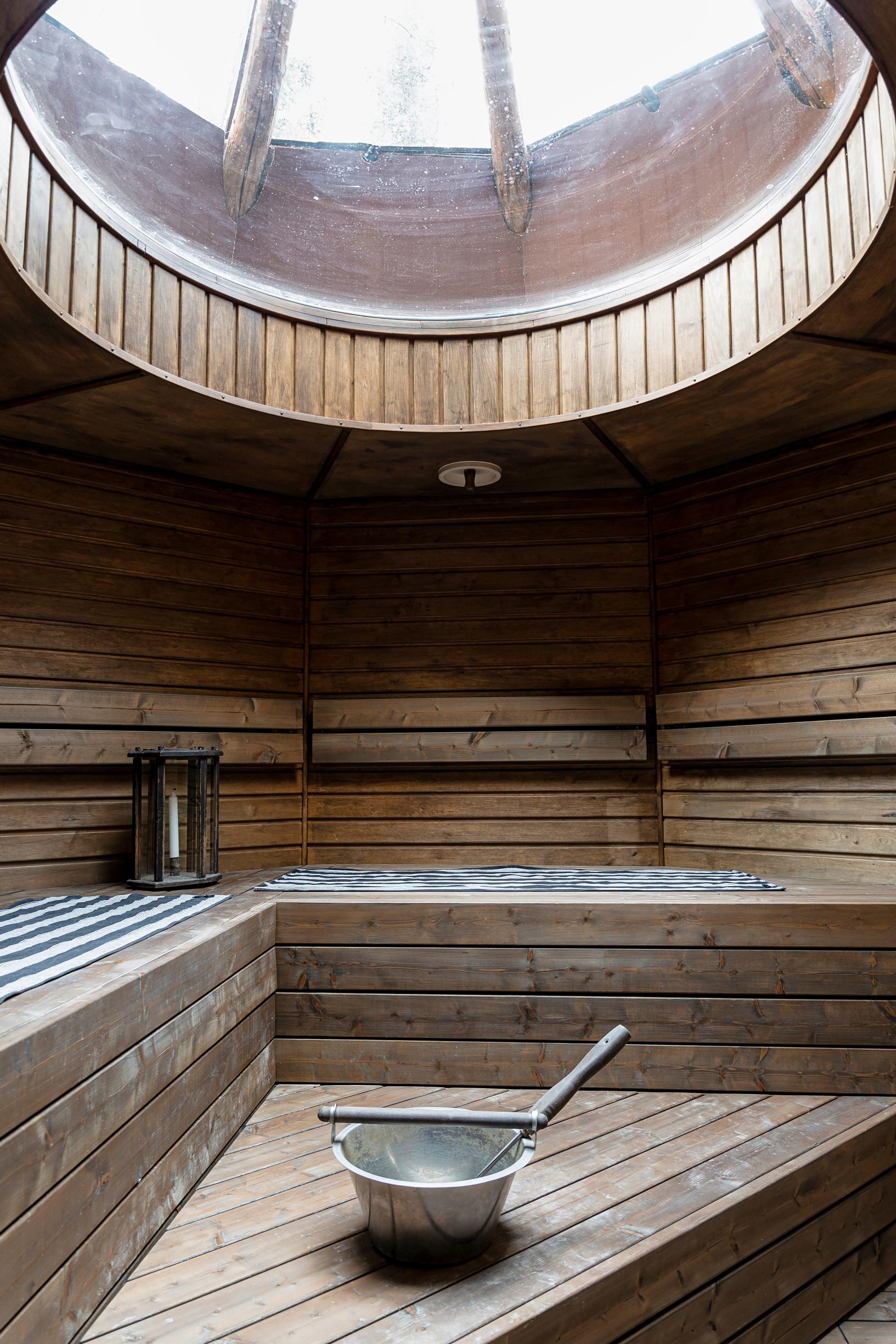 A round skylight in the sauna