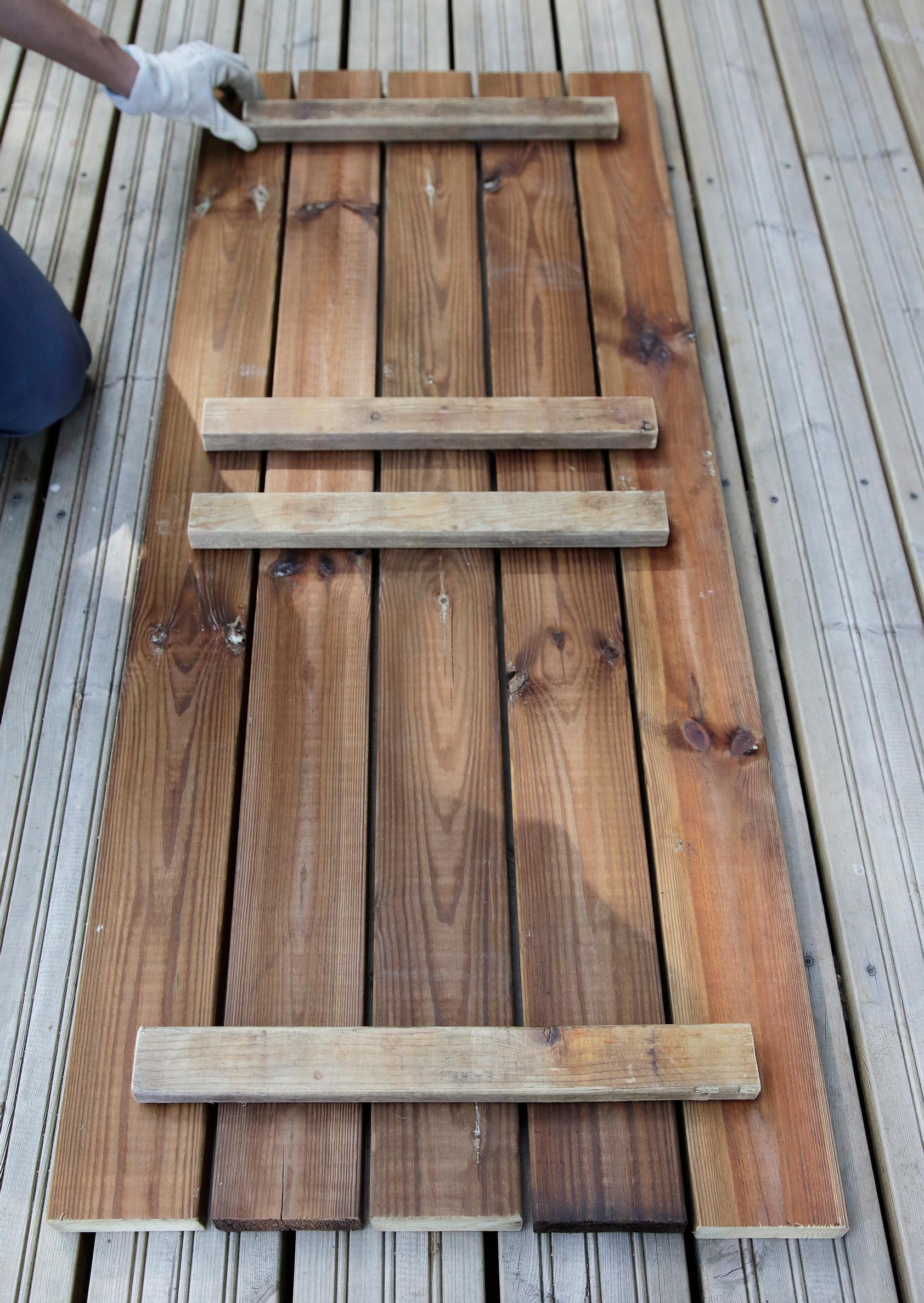 Assembling the lid of the storage bench