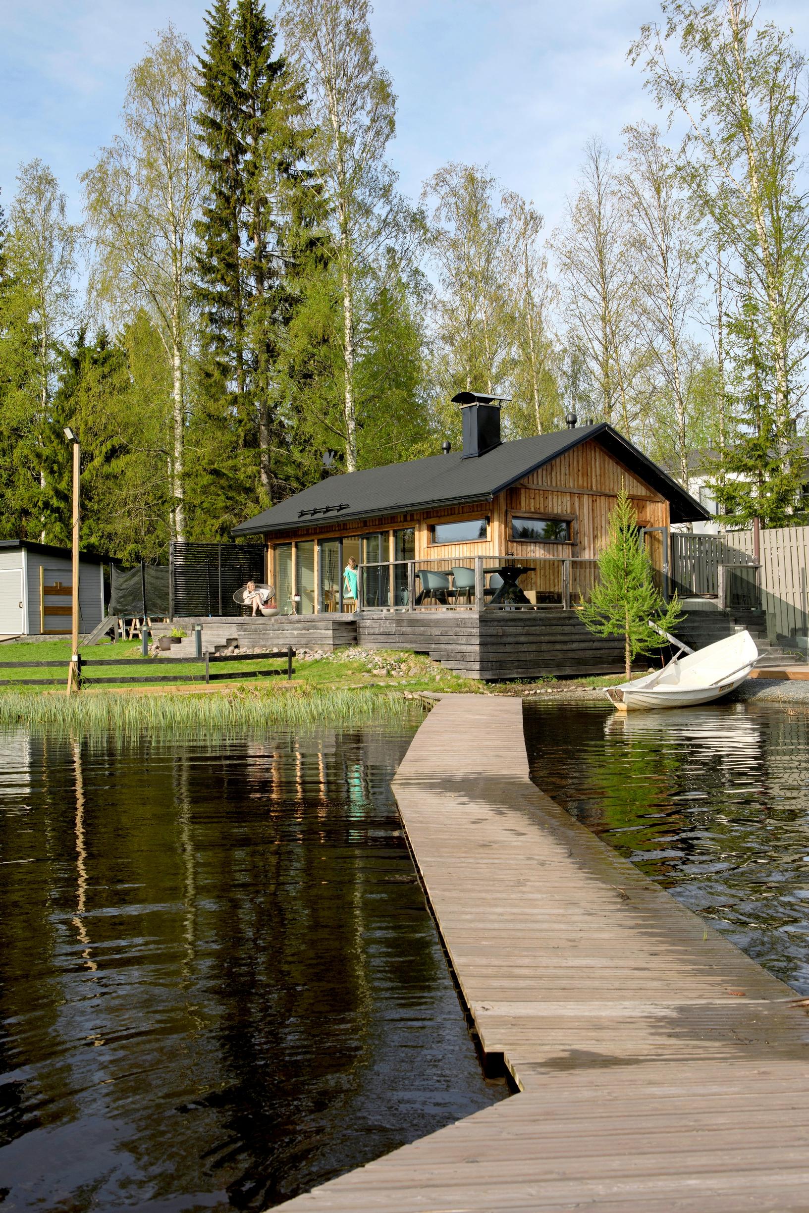 Only 30 meters to a summer retreat! This family built a backyard sauna where all the stress of the week melts away