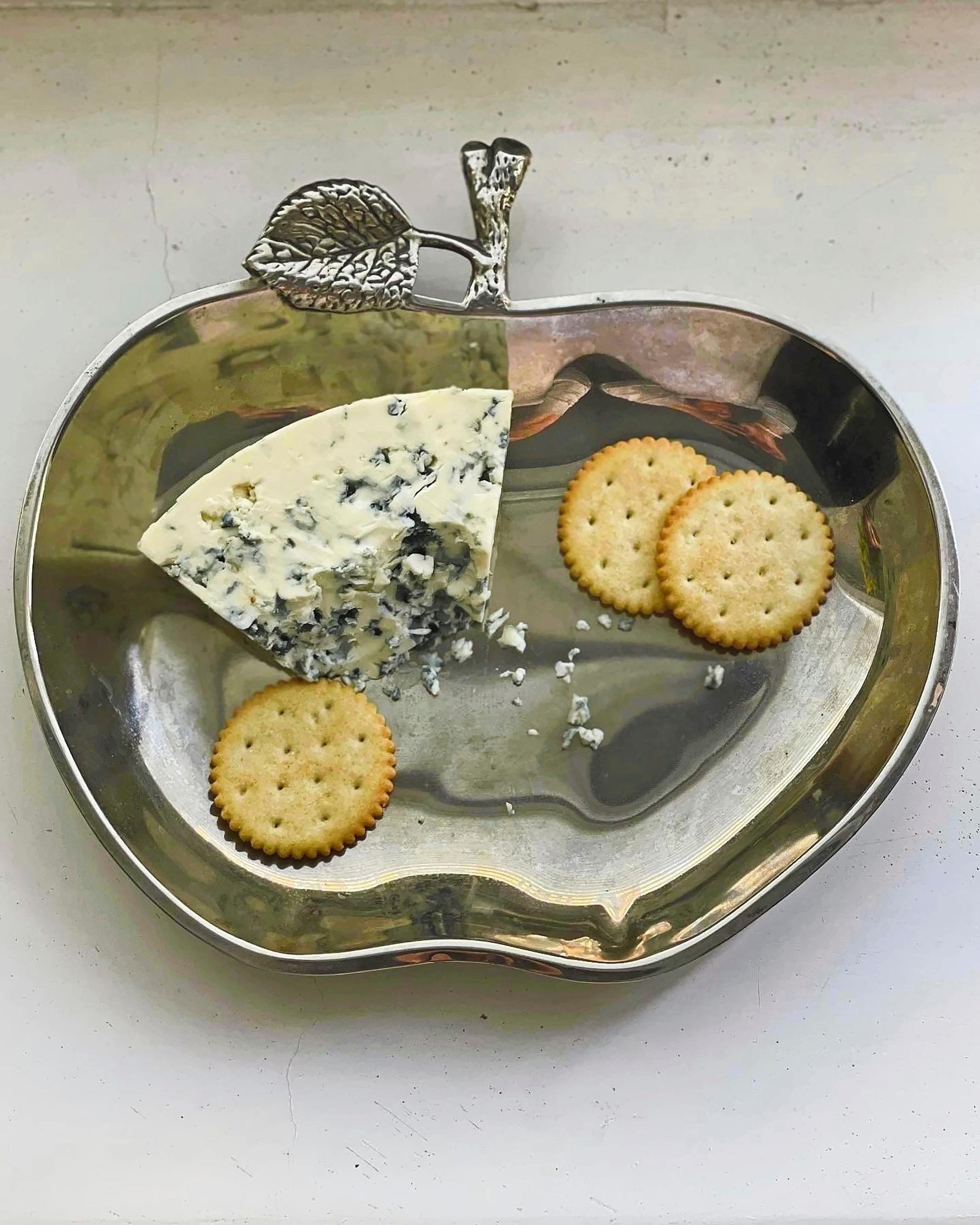 An apple-shaped metal plate