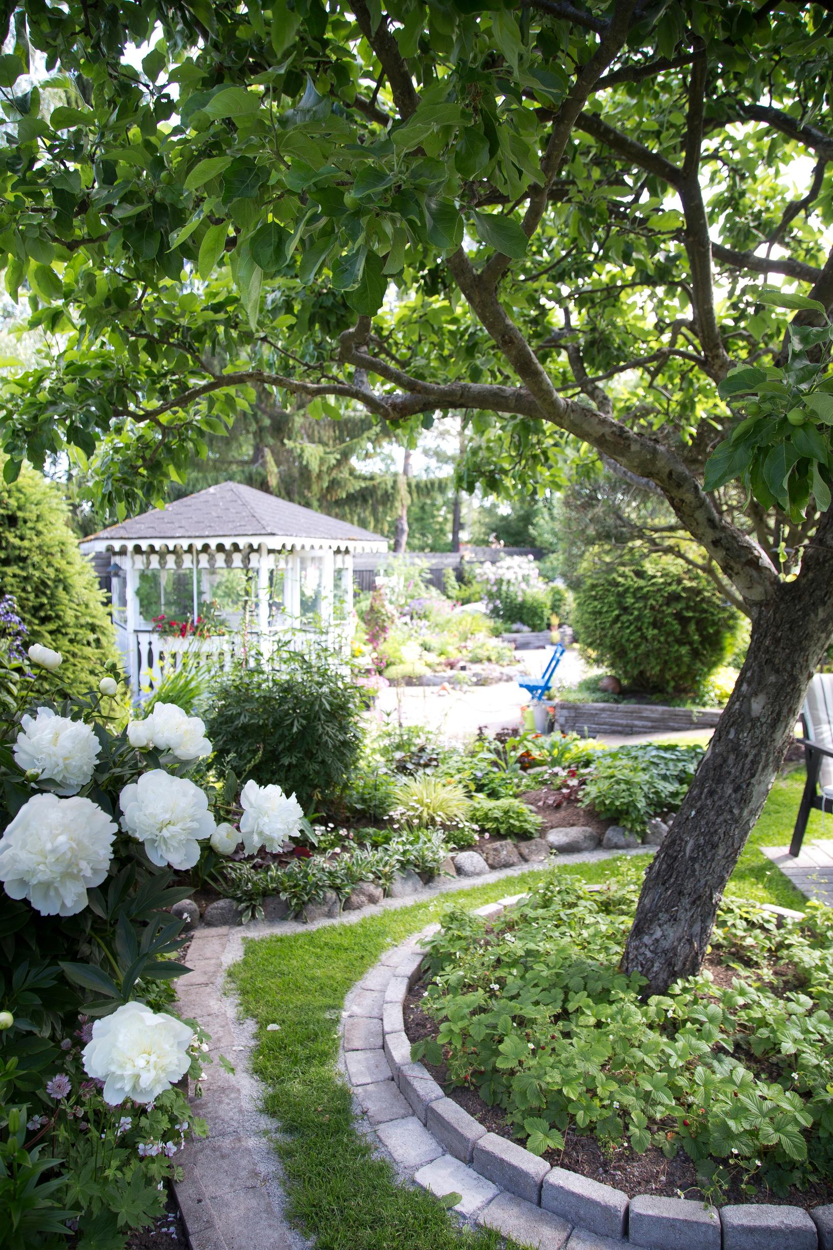 Flower bed edging: varied stone borders