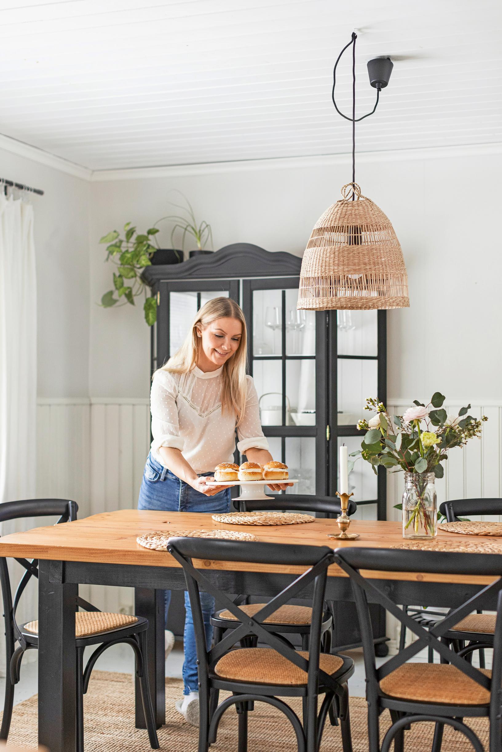 Jaana Ahlholm at the table