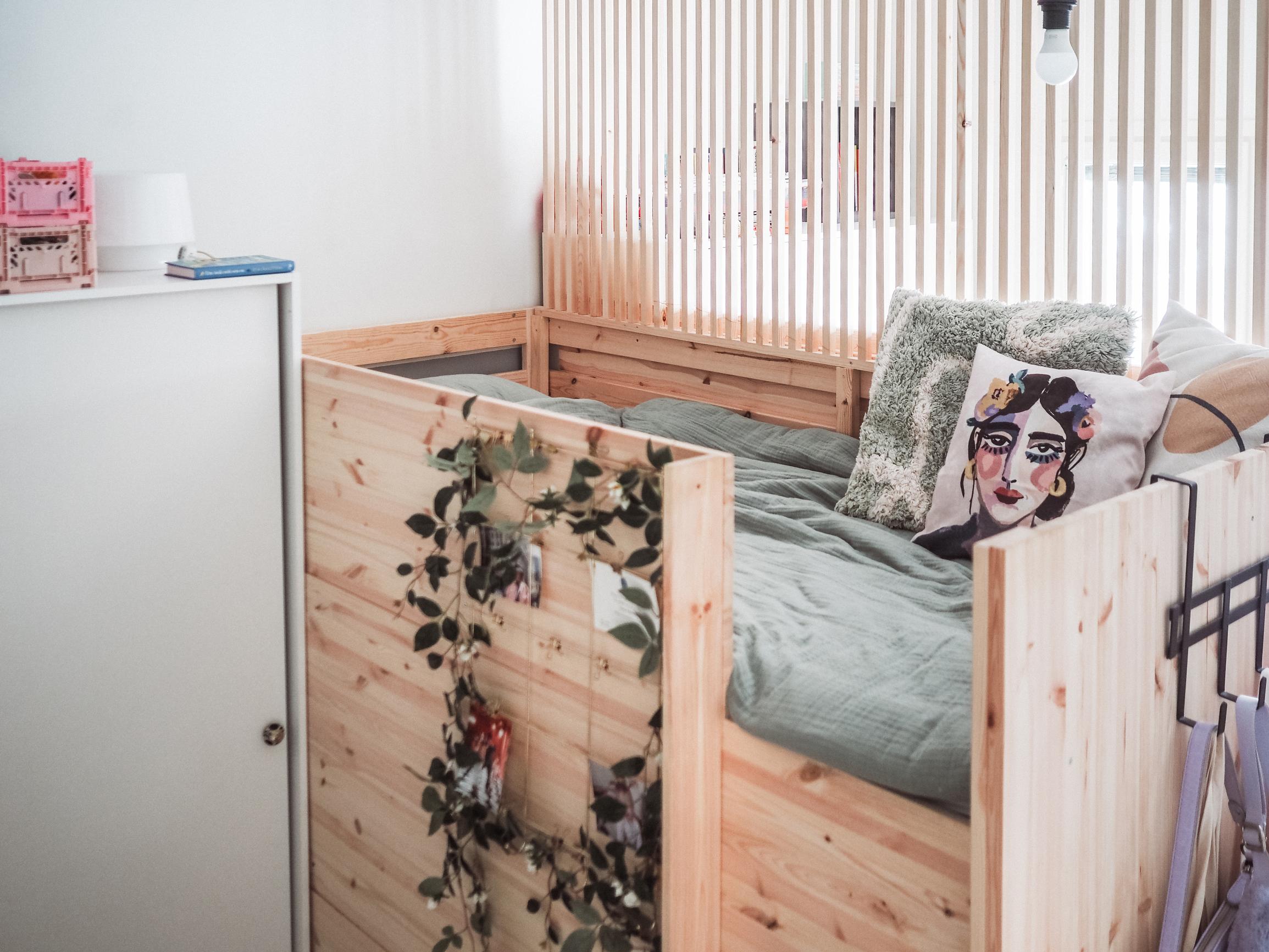 Upper bunk and slatted wall built into the bed