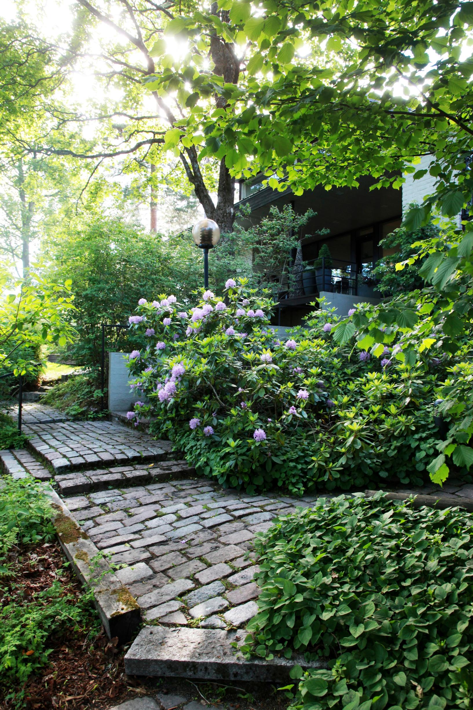 1970s garden: The original cobblestone paving has been preserved on the pathways.
