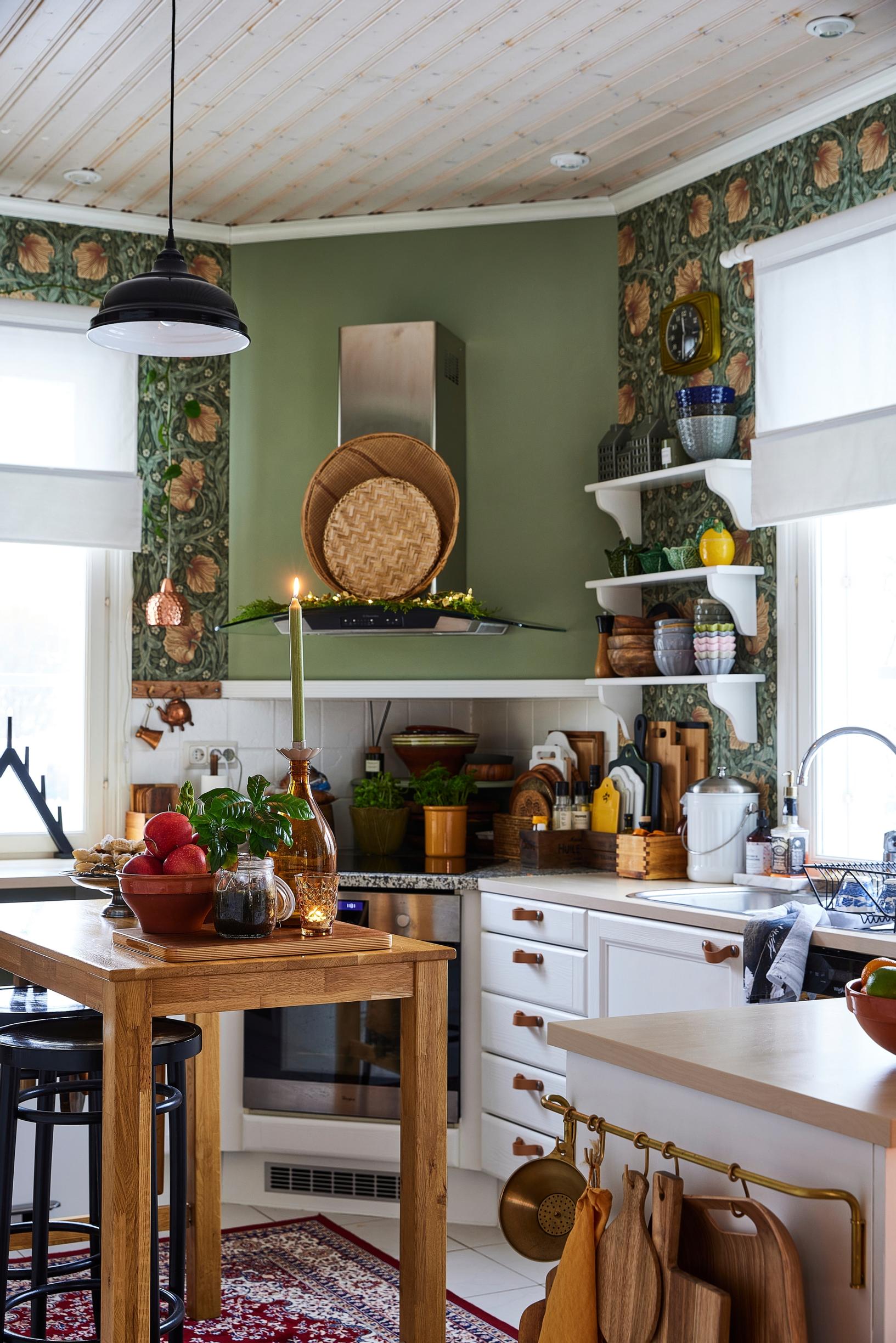 Kirsi updated the Puustelli kitchen by painting it white.