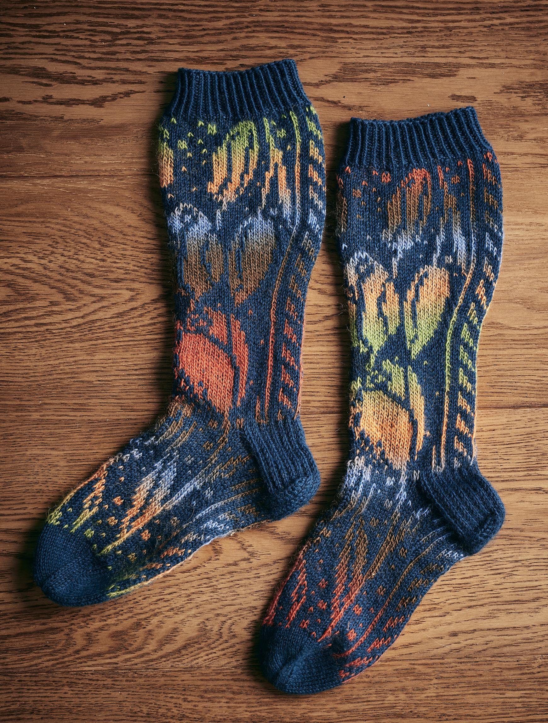 Tulip socks—get the colorwork pattern! | Kotona Living