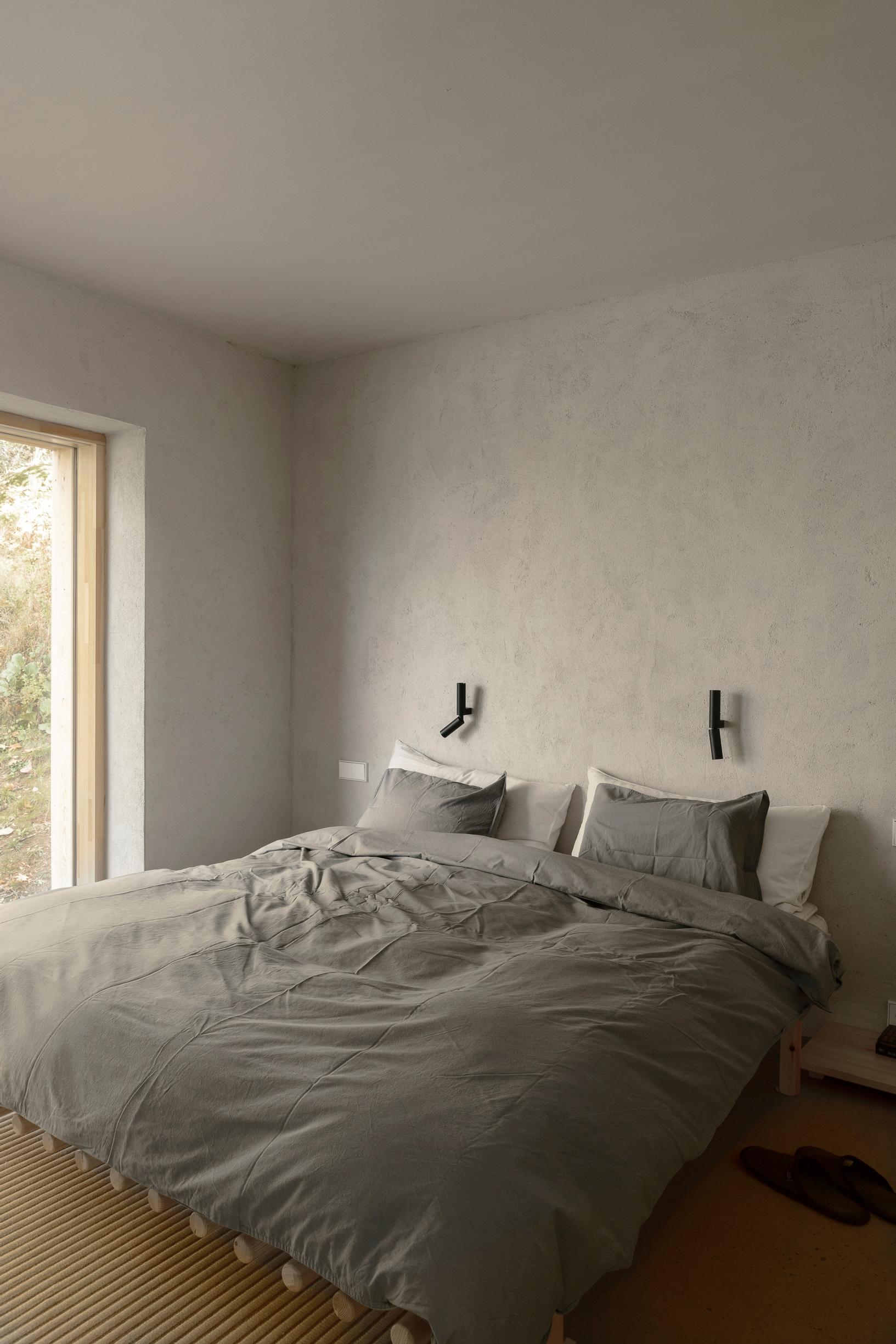 Minimalist parents’ bedroom