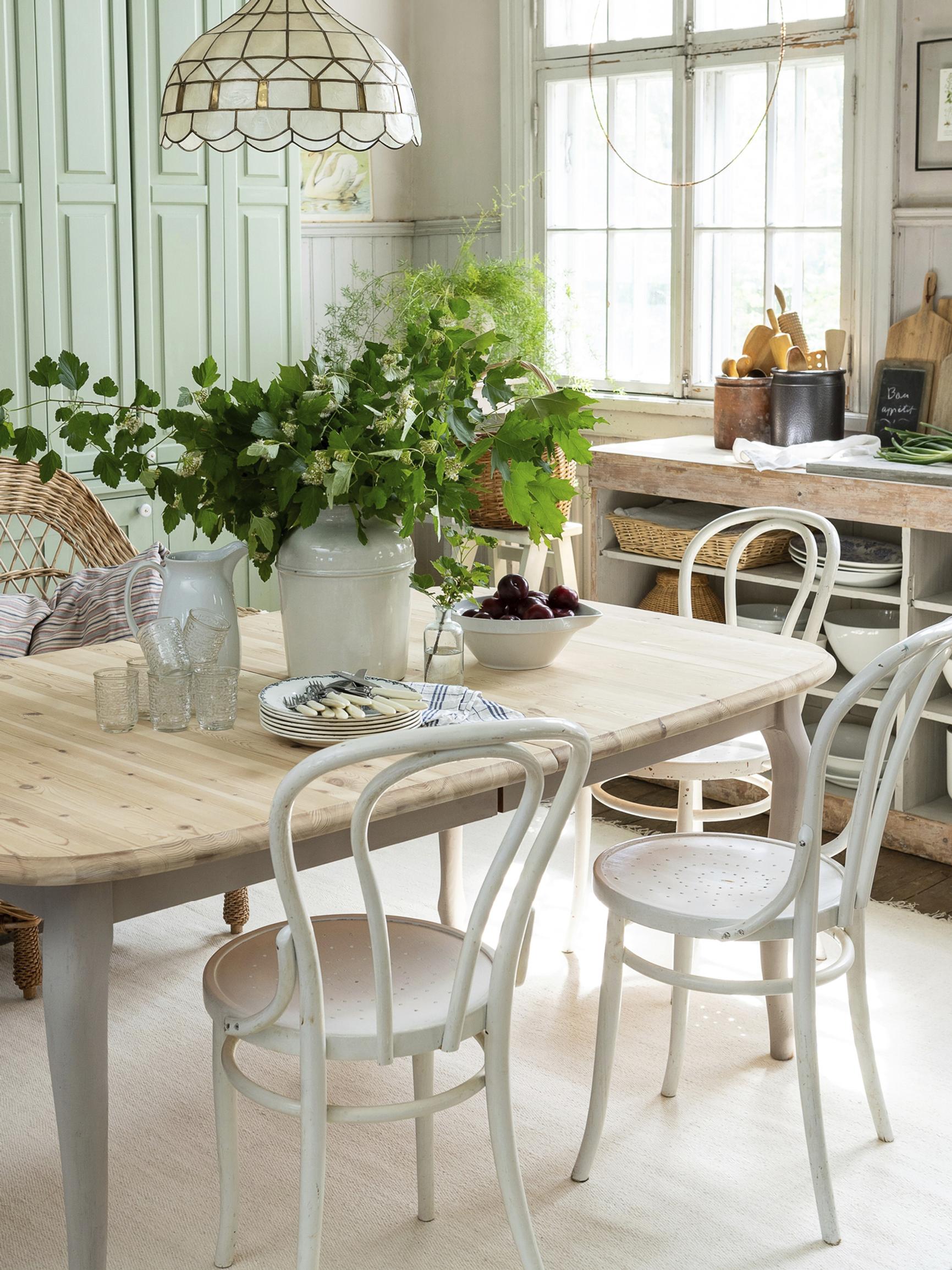 Katja Rinkinen’s method: refresh a pine table with milk and soap for a velvety finish