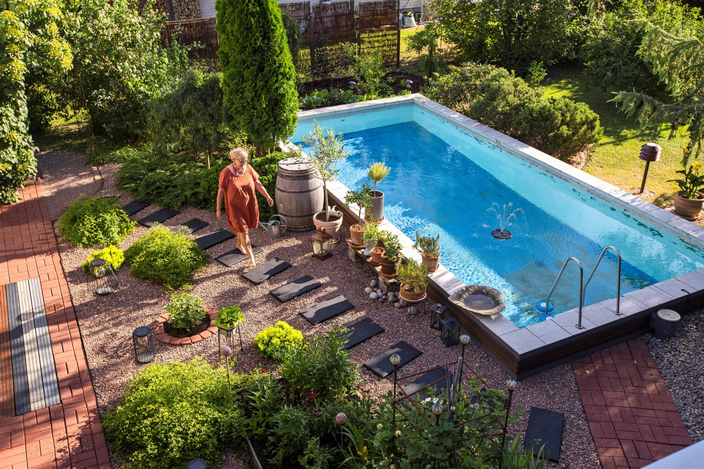 In Merja and Hannu’s Mediterranean style garden, a turquoise pool shimmers and citrus trees perfume the air 