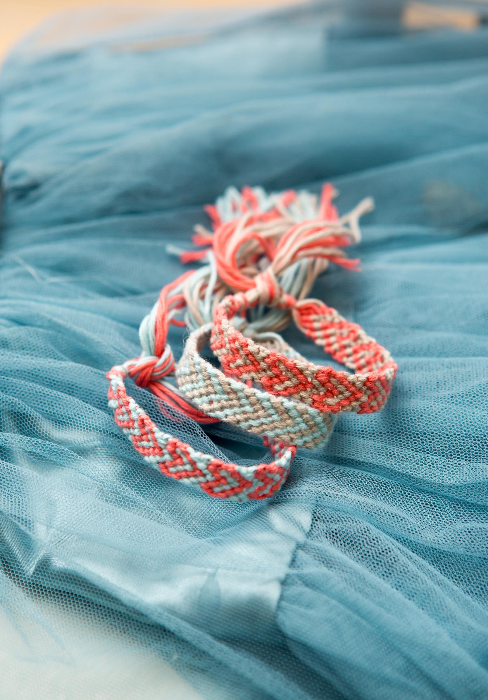 This friendship bracelet is made with two strands of yarn—see our instructions and choose your friend’s favorite colors!