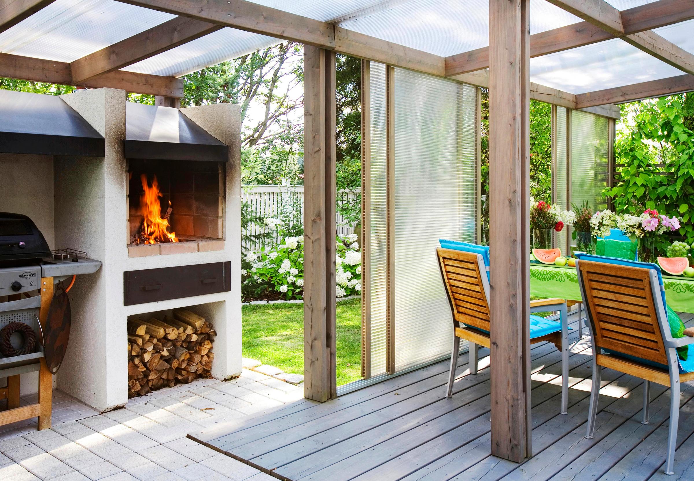 Summer kitchen with privacy screen