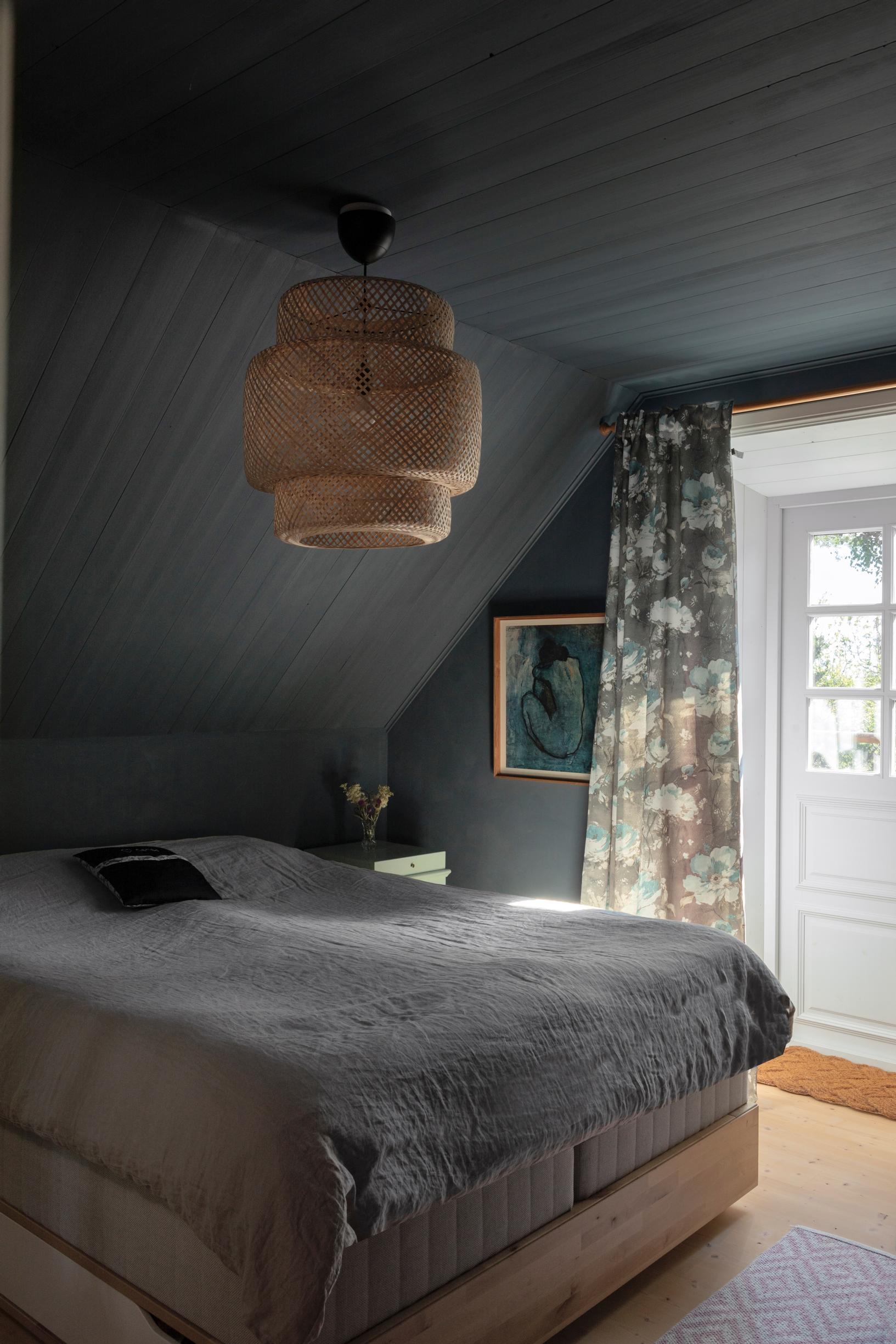 A sloped ceiling in the bedroom
